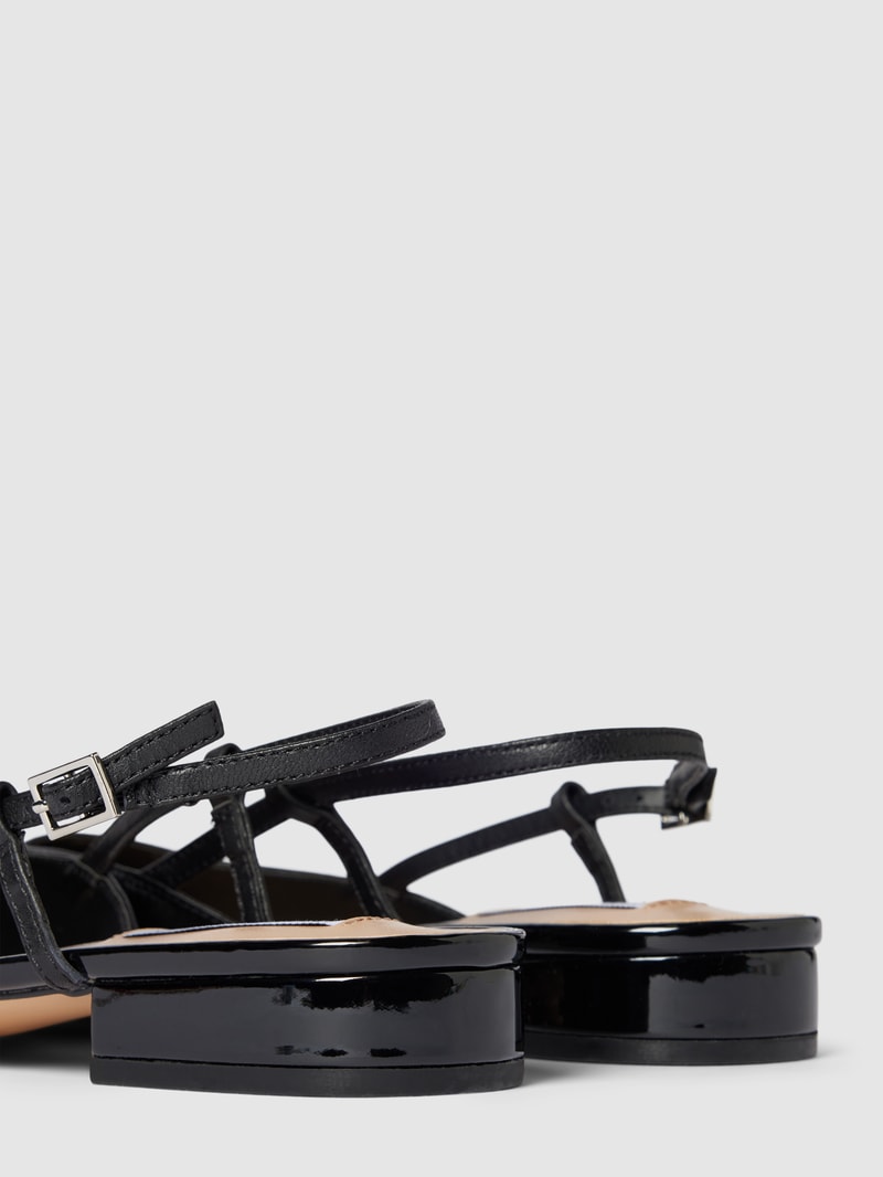 Ballerinas aus Leder mit Dornschließe in black