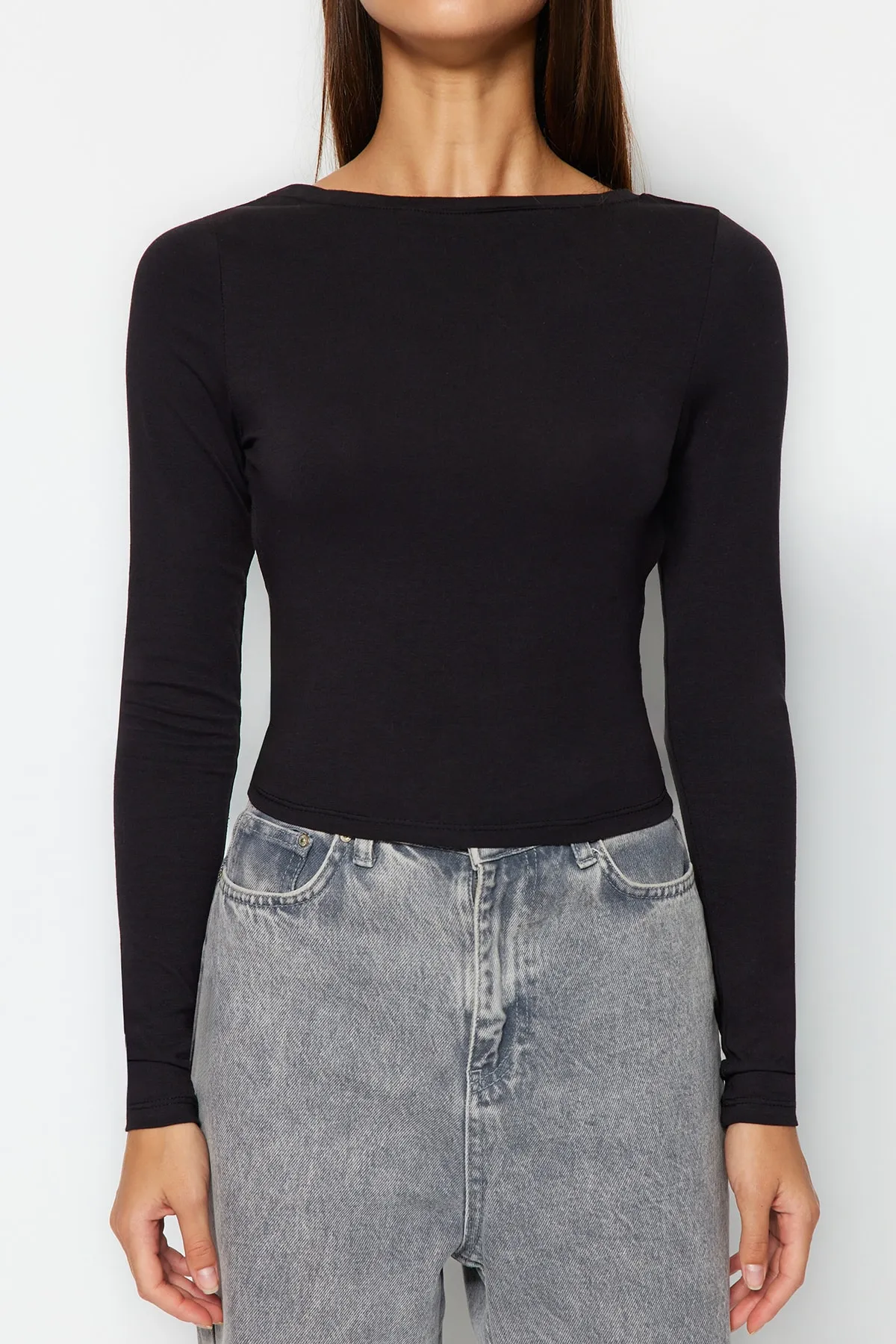 Trendyol Collection  Schwarze, tiefe, rückenfreie, taillierte, dehnbare Strickbluse aus Baumwolle TWOAW24BZ00173