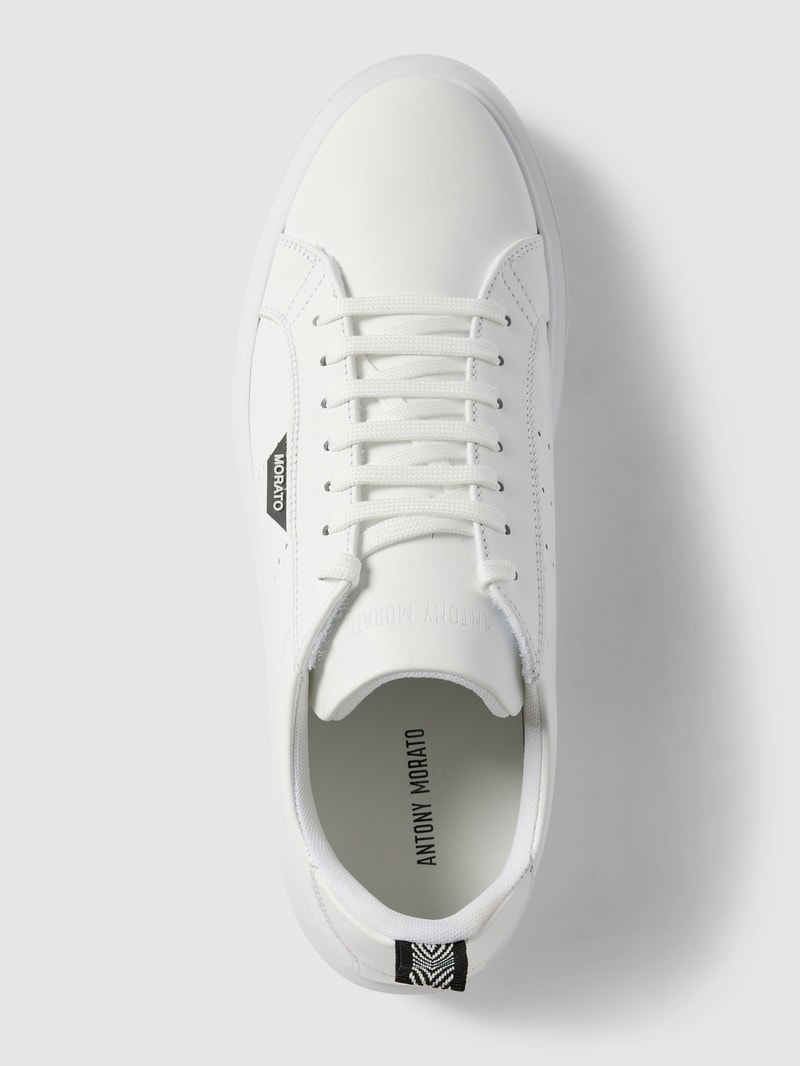 Sneaker mit Perforierungen in weiß
