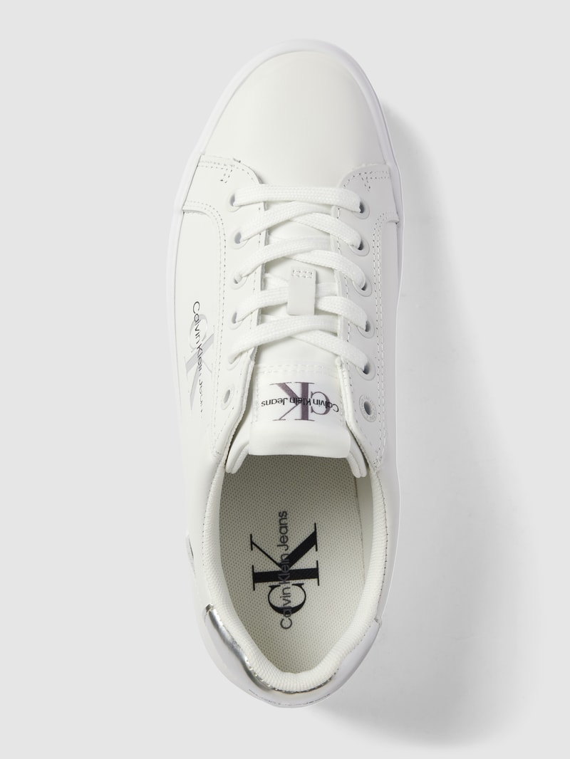 Plateau-Sneaker mit Label-Details in weiss