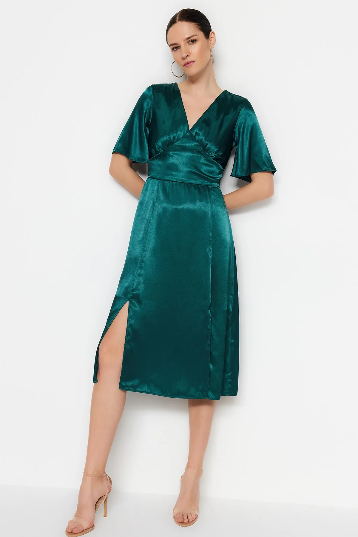 Trendyol Collection  Grünes gerade geschnittenes Midikleid aus gewebtem Satin mit V-Ausschnitt und Schlitz TWOSS23EL00866