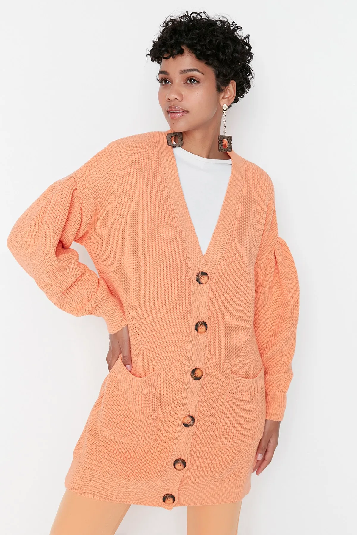 Trendyol Modest  Hellorangefarbener Thessaloniki-Strickpullover mit Knochenknöpfen und Taschendetails TCTAW23HI00026
