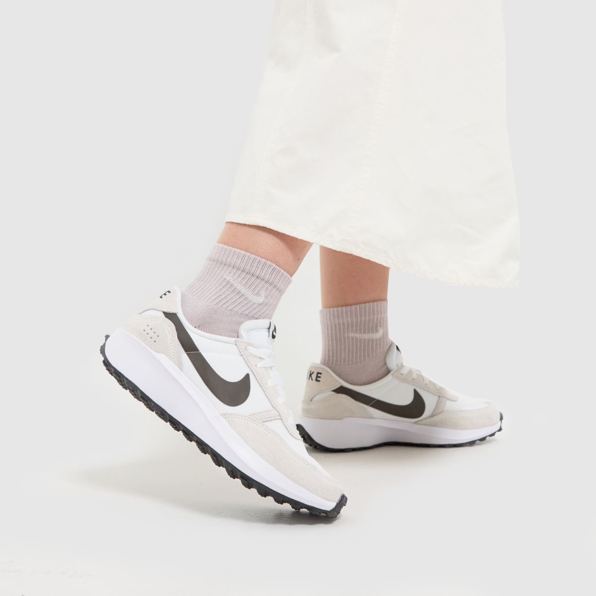 Nike – Våffeldebut – Stenfärgade och svarta sneakers