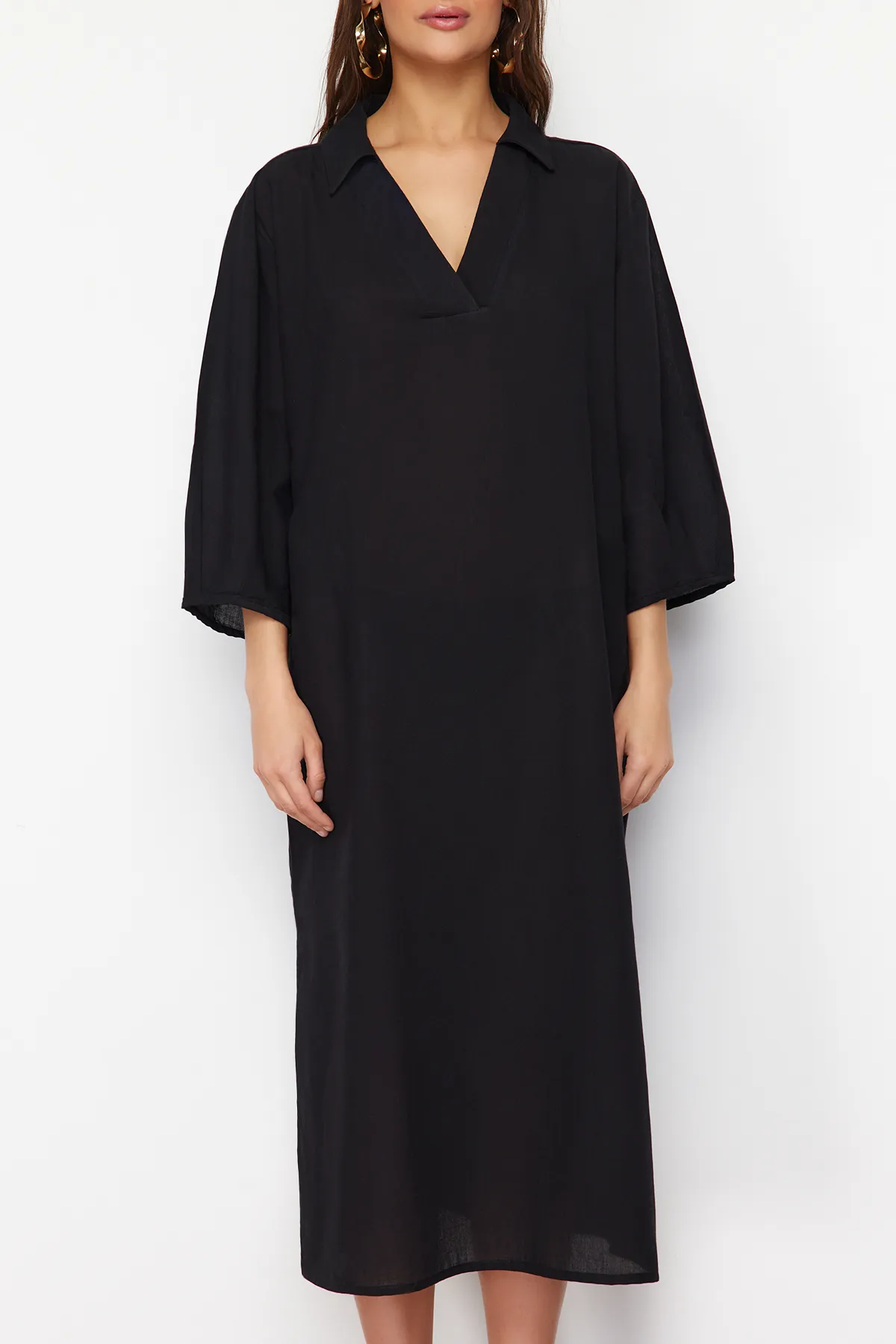 Trendyol Collection  Schwarzes, weit geschnittenes Midi-Strandkleid aus Webstoff TBESS22EL0009