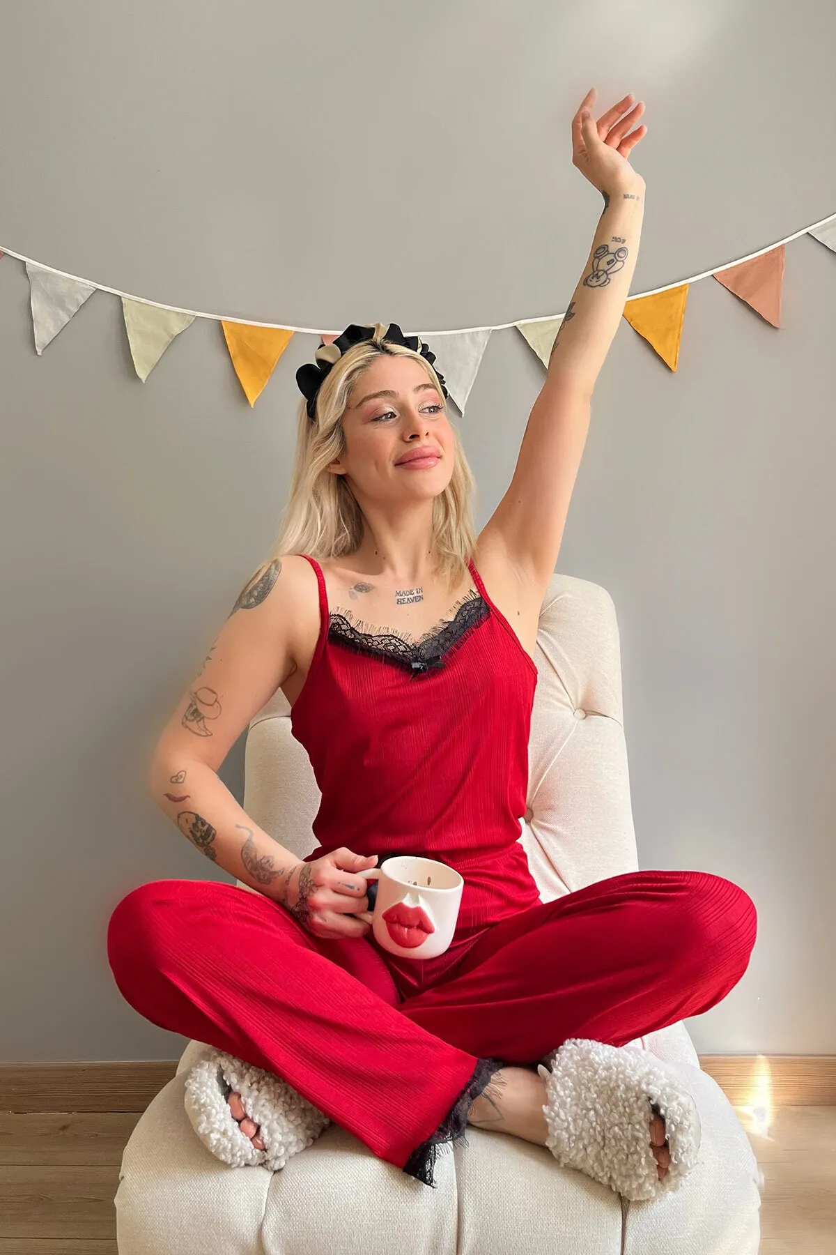 Pijamaevi  Gestricktes Damen-Pyjama-Set mit rotem Spitzenseil und Riemen
