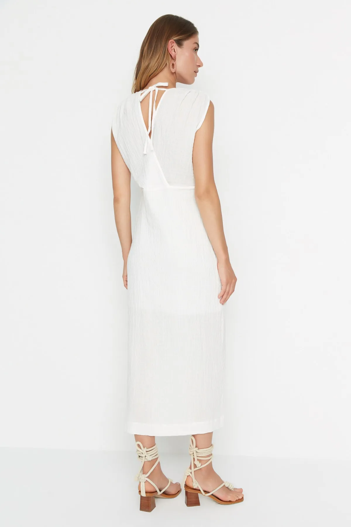 Trendyol Collection  Ecrufarbenes, zweireihiges Musselin-Webkleid mit Kragen TWOSS22EL00716
