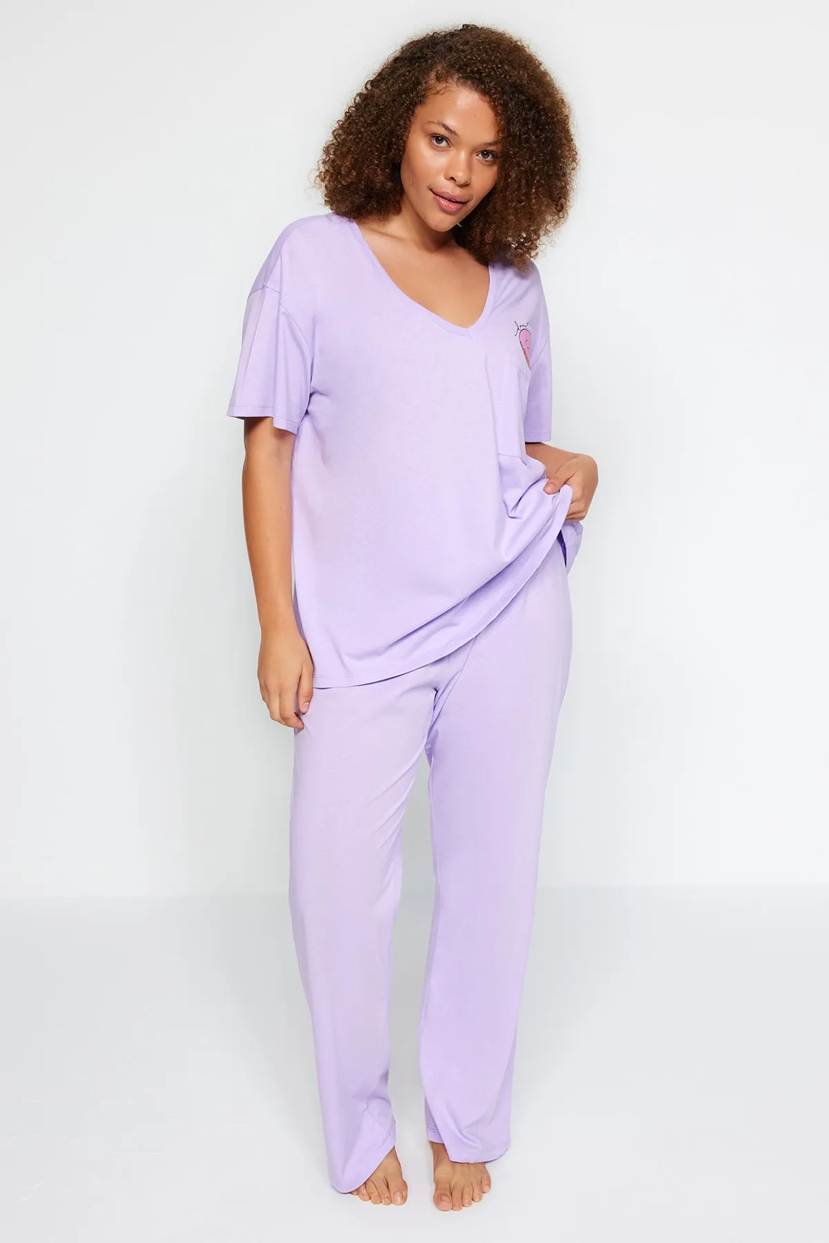 Trendyol Curve  Lila bedrucktes Strick-Pyjama-Set mit Taschendetail TBBAW24AI00004