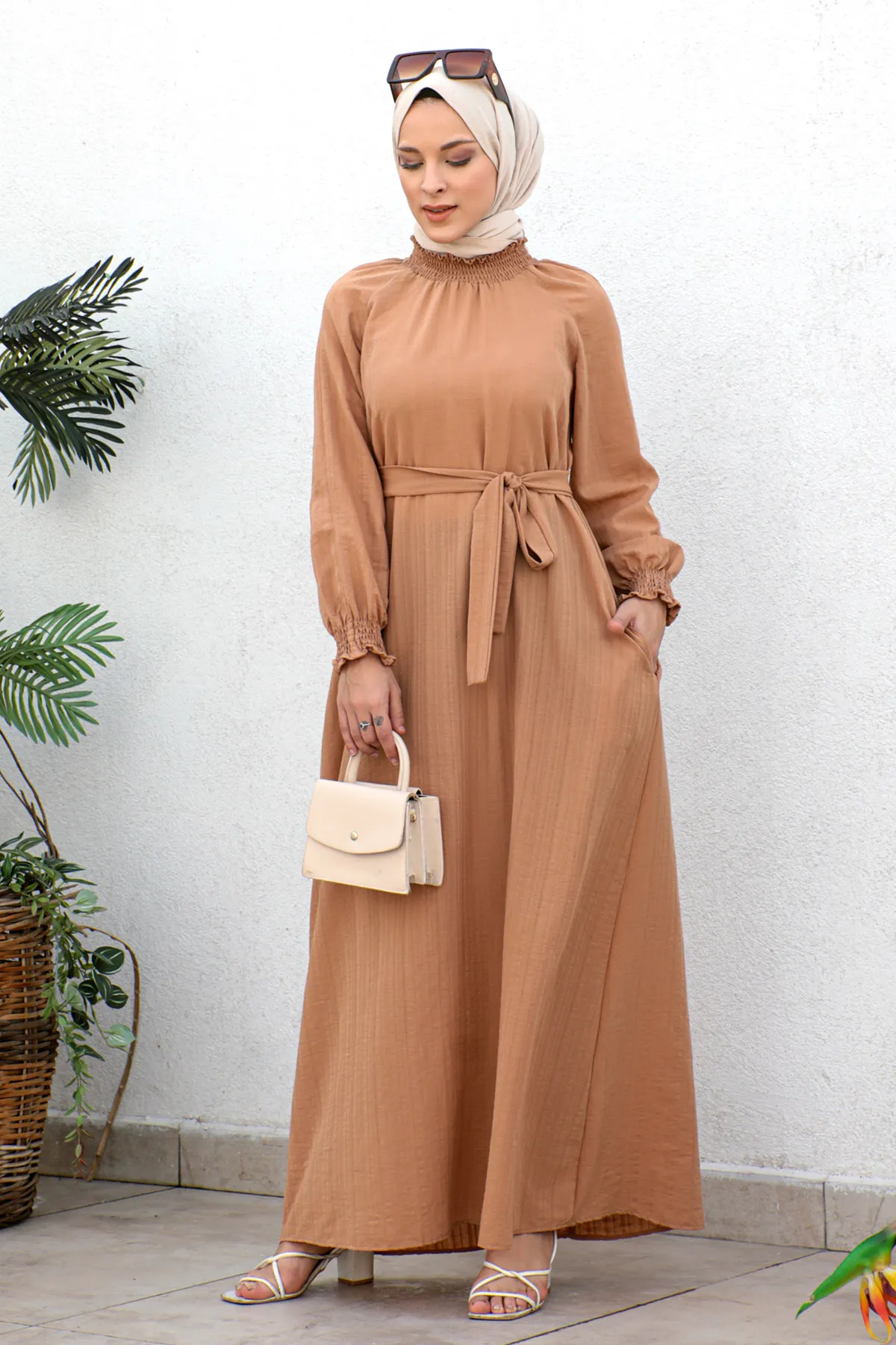 Tesettür Dünyası  Gipe Detailliertes Hijab-Kleid Tsd221204 Tan