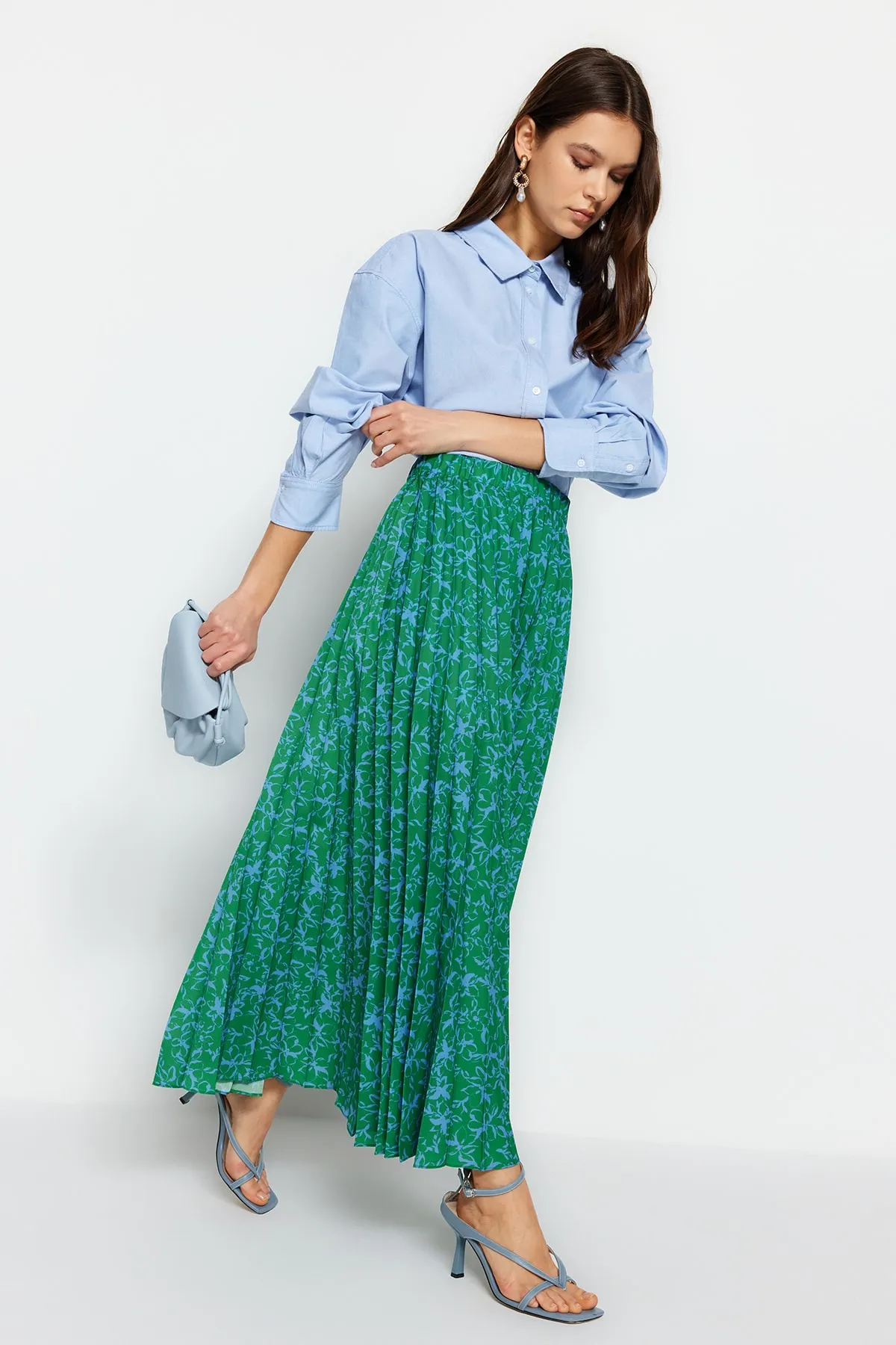 Trendyol Modest  Grüner, plissierter, gewebter Rock mit elastischem Bund und Blumenmuster TCTSS23EE00018
