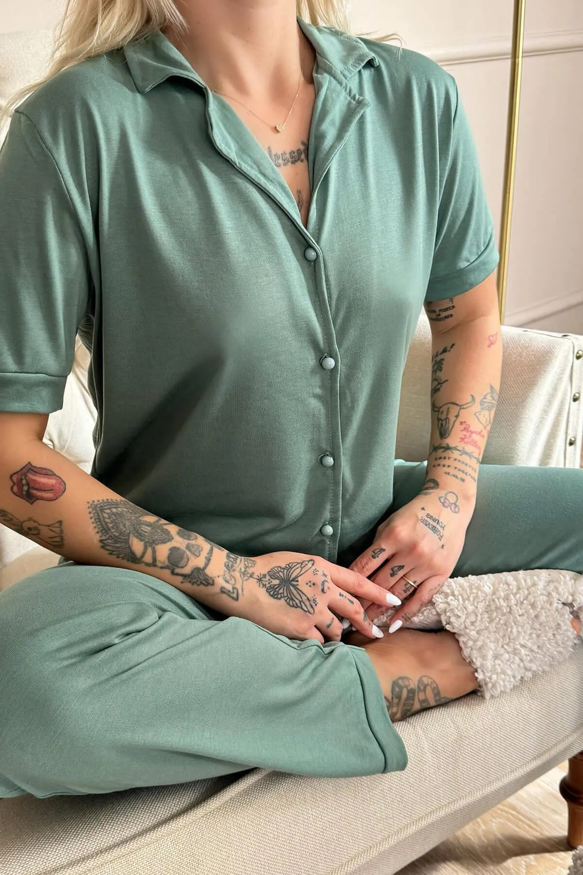 Pijamaevi  Grüner, vorne geknöpfter, kurzärmliger Strick-Schlafanzug für Damen