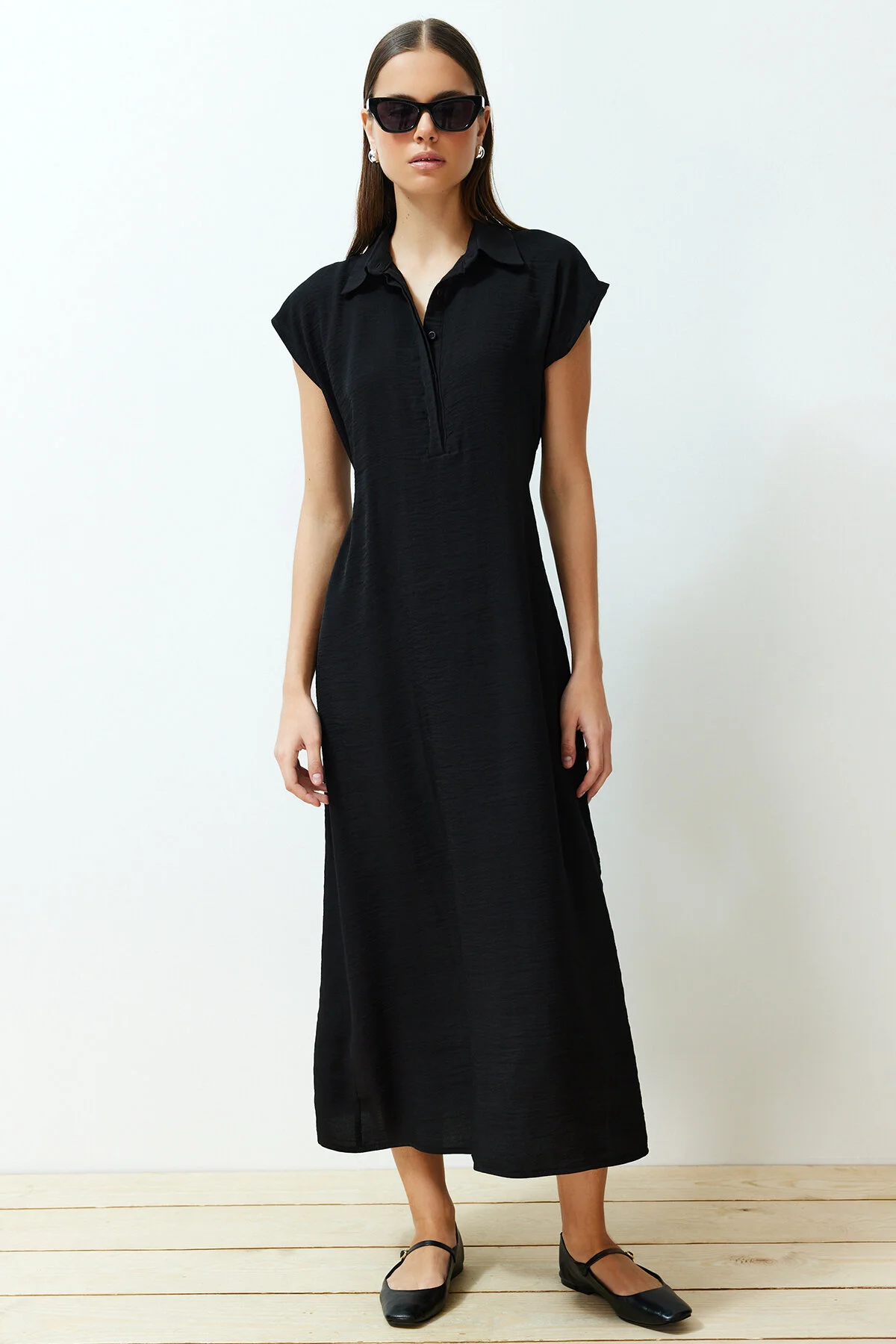 Trendyol Collection  Schwarzes, gewebtes Aerobin-Maxikleid mit A-Linien-Hemdkragen TWOSS24EL00621