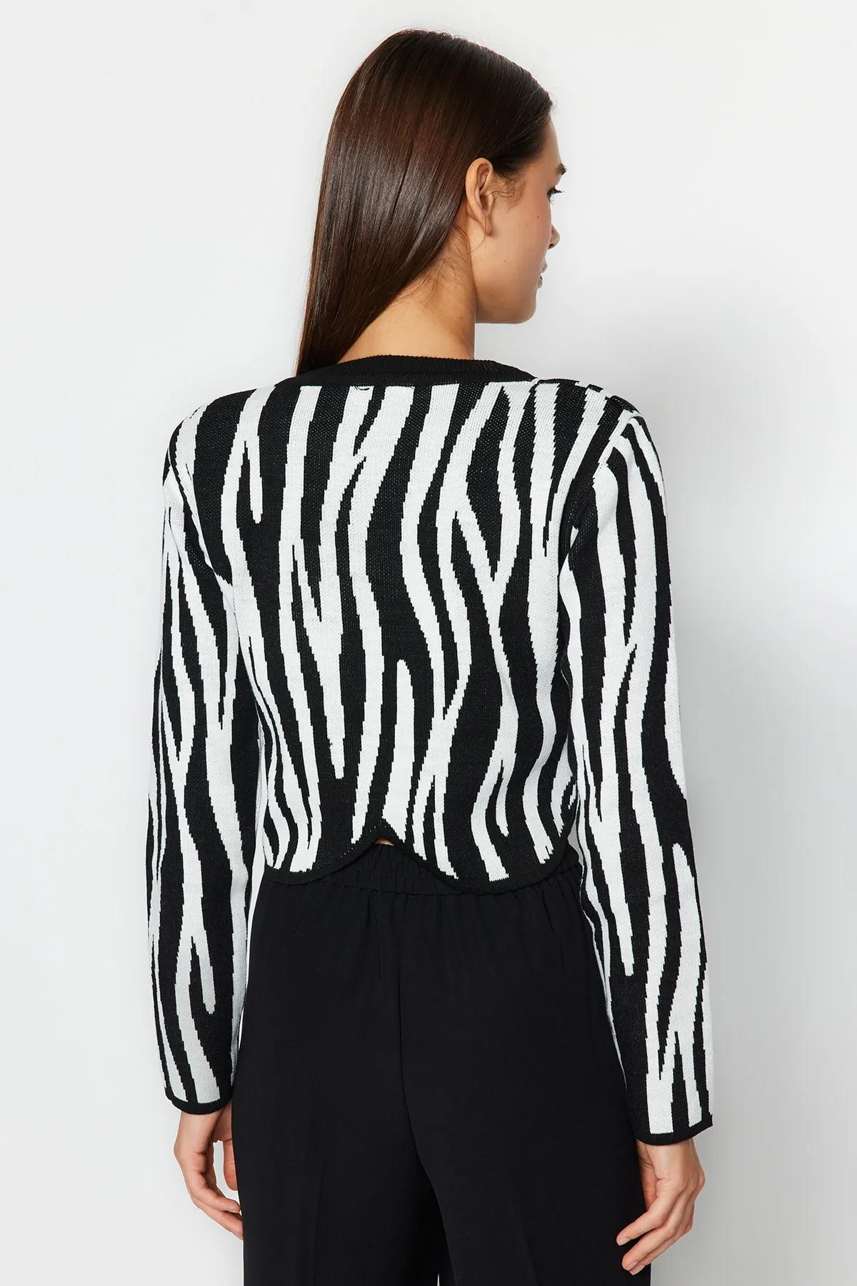 Trendyol Collection  Schwarzer kurzer Strickpullover mit Rundhalsausschnitt und Farbblockdesign TWOAW24KZ00694