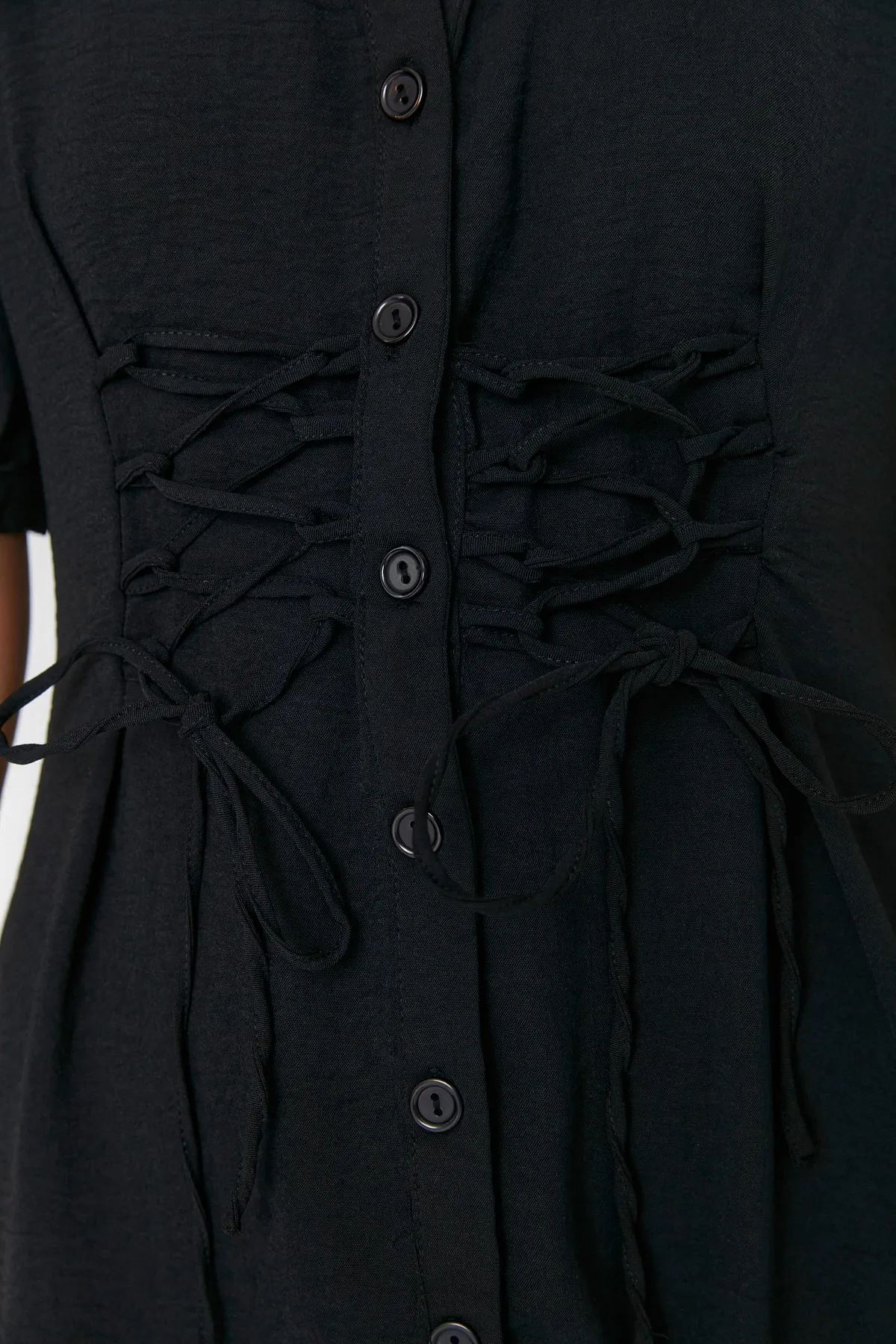 Trendyol Collection  Schwarzes, detailliertes Mini-Hemdkleid mit Krawatte TWOSS22EL00426