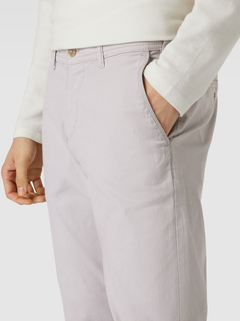Chino mit Eingrifftaschen in sand