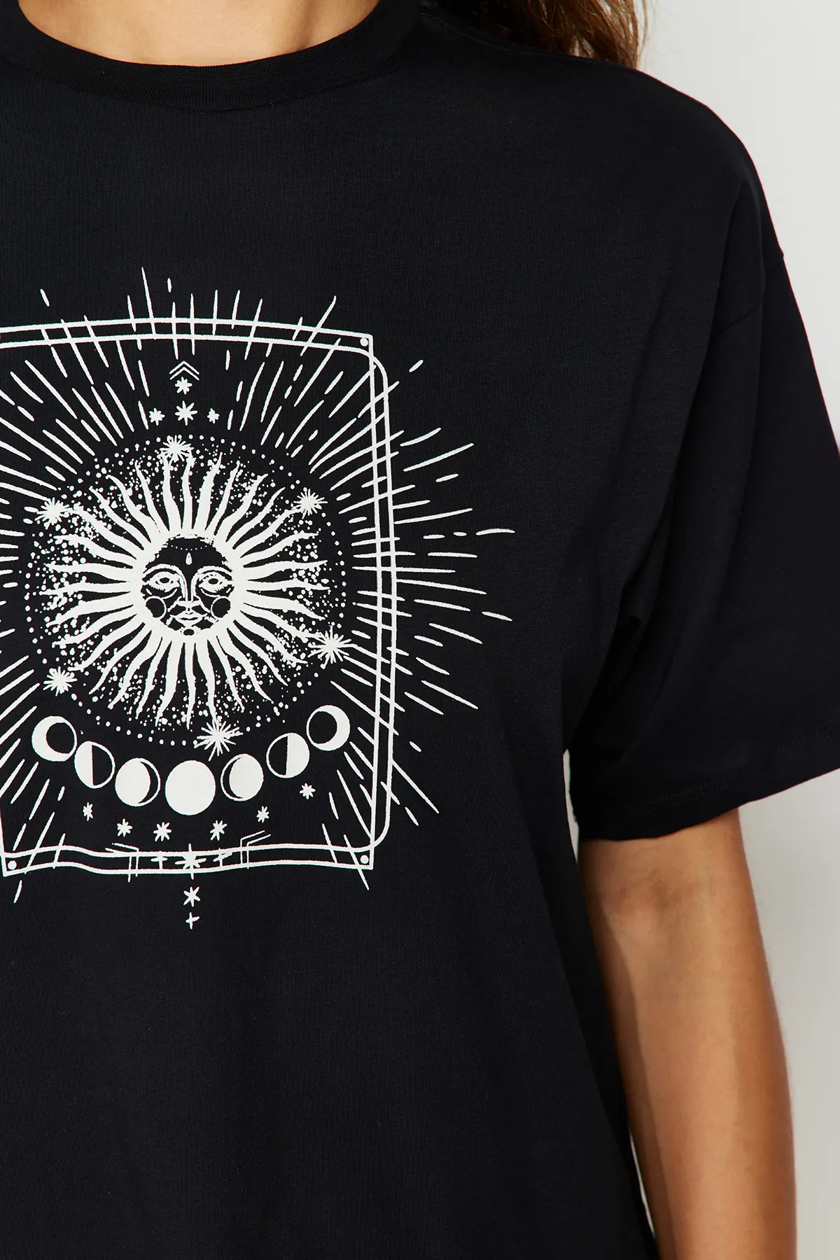 Trendyol Collection  Schwarzes, bedrucktes, übergroßes/weit geschnittenes Strick-T-Shirt mit Rundhalsausschnitt, 100 % Baumwolle TWOSS20TS0247