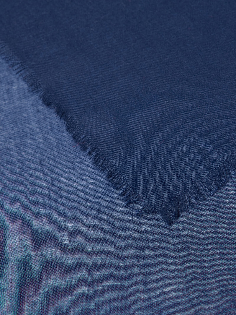 Schal mit ausgefransten Abschlüssen in marineblau