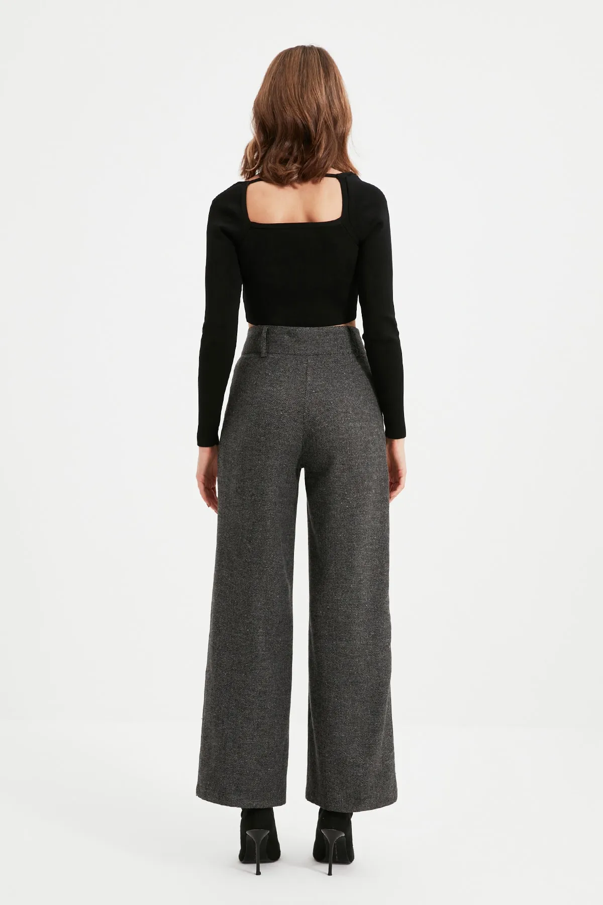 Trendyol Collection  Anthrazitfarbene gewebte Hose mit weitem Bein und weitem Bein in Petite-Größe TWOAW22PL0295