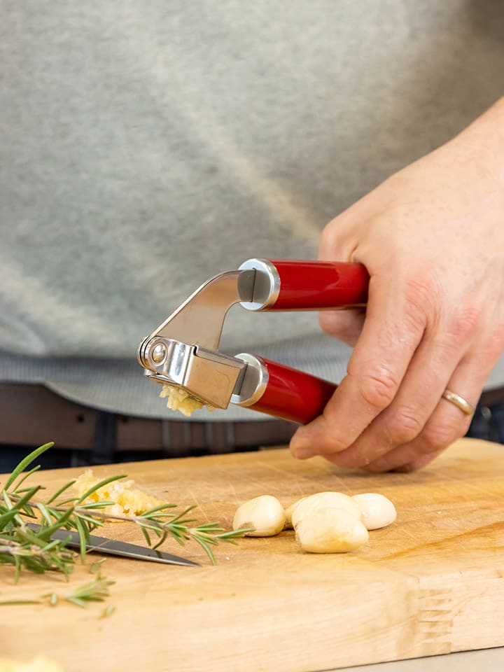 KitchenAid Knoblauchpresse in Silber/ Rot - (L)19 cm günstig kaufen onesize