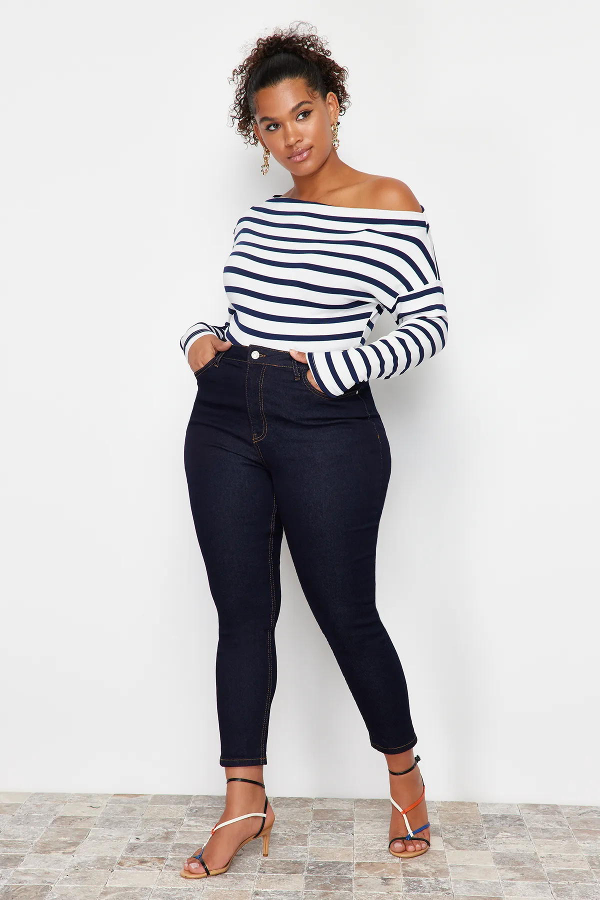 Trendyol Curve  Marineblau gestreifte Stretch-Strickbluse aus hochwertigem, weichem Stoff mit U-Boot-Ausschnitt und taillierter Passform TBBSS24AF00037