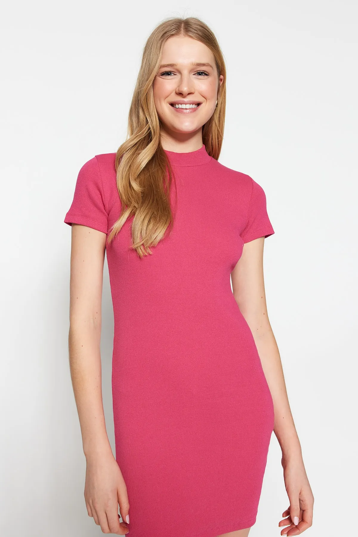 Trendyol Collection  Fuchsia Kurzärmliges, geripptes, dehnbares Mini-Bleistiftkleid aus Strick mit Rundhalsausschnitt TWOSS22EL2822