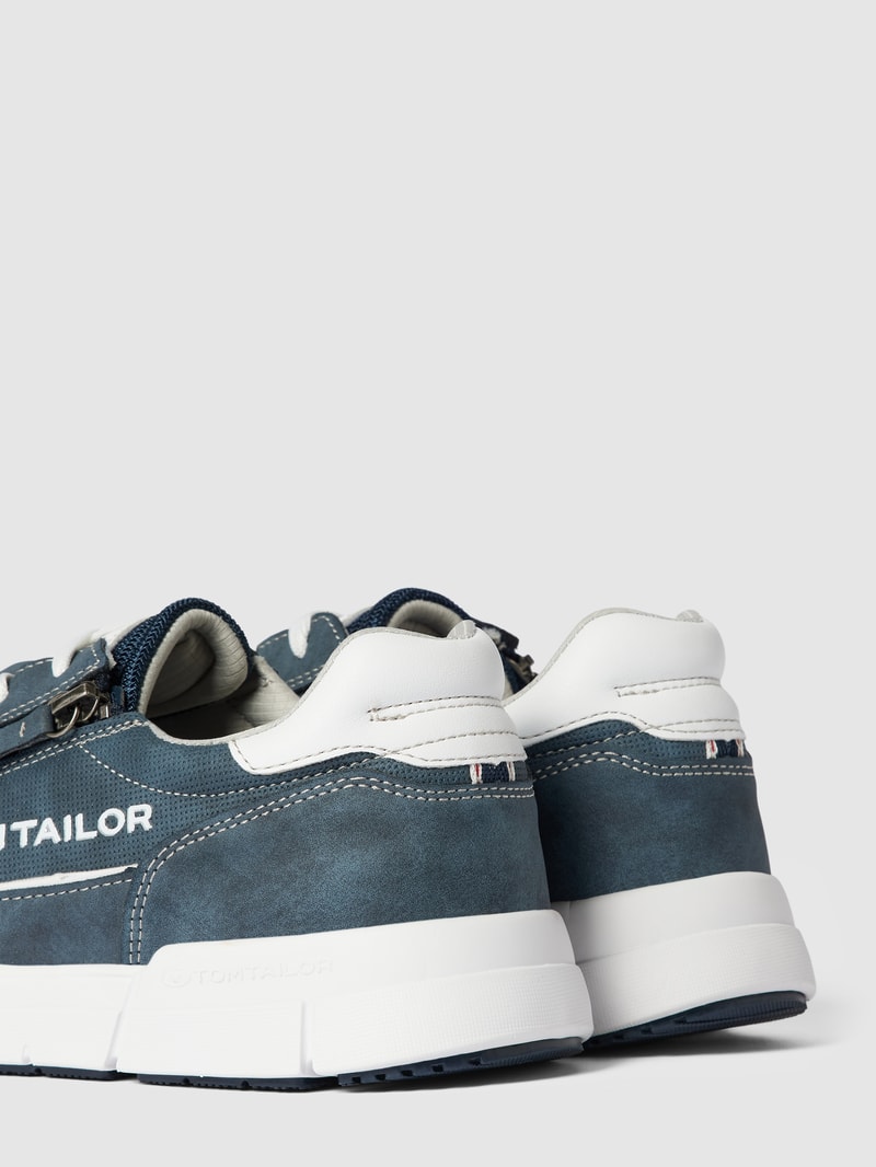 Sneaker mit Label-Details in blau
