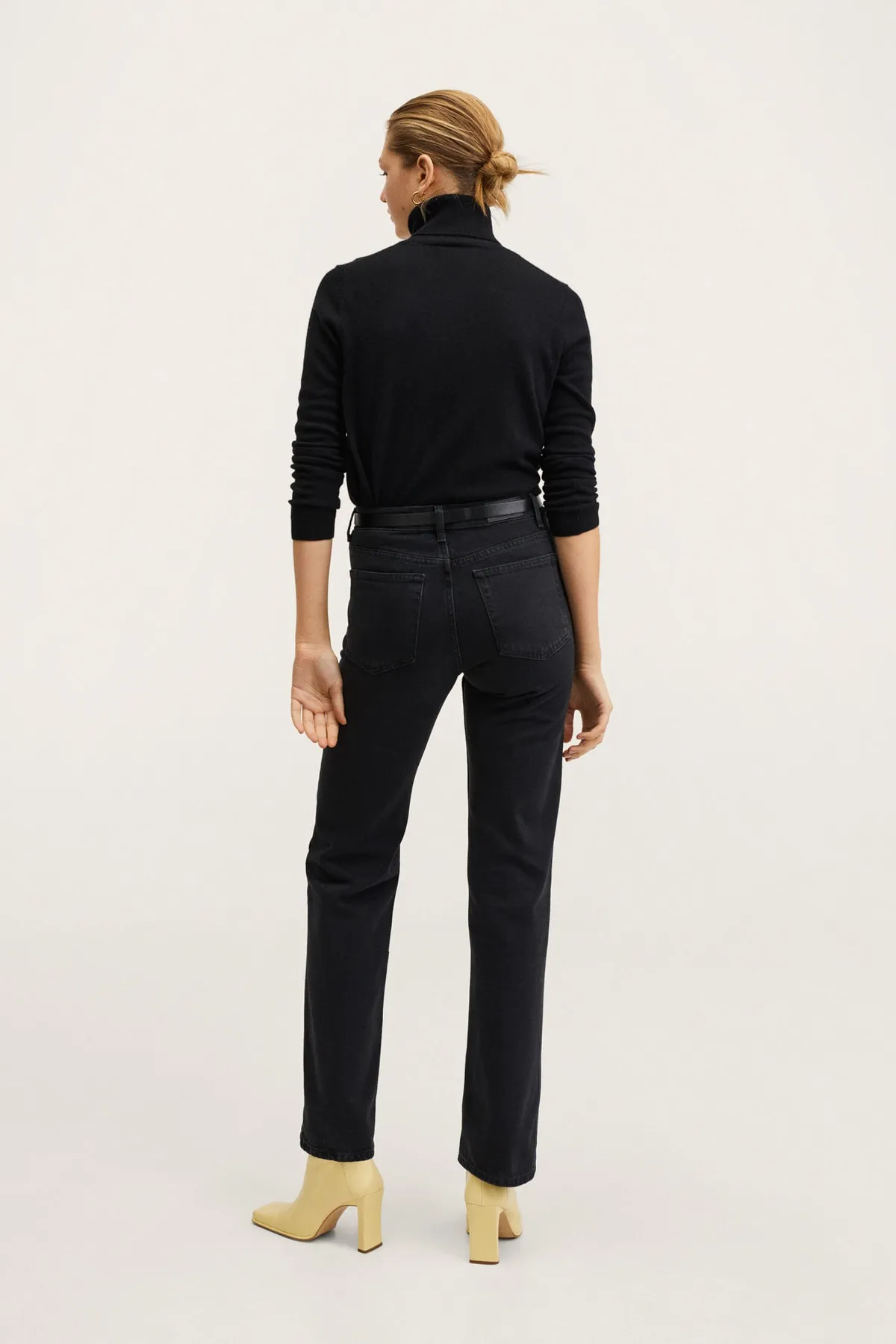 MANGO  Damenjeans aus schwarzem Denim 27091090