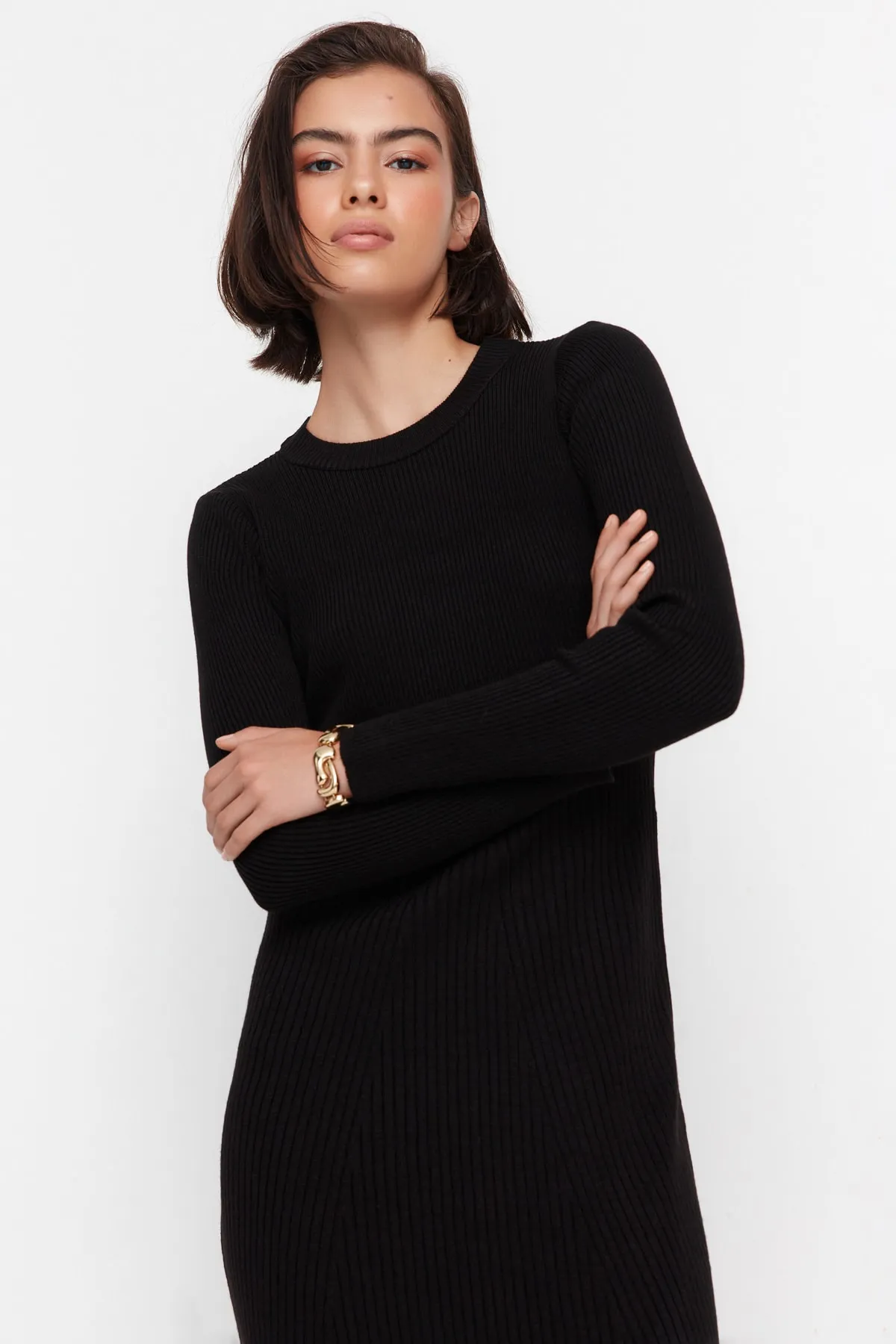 Trendyol Collection  Schwarzes Midi-Strickkleid mit Rundhalsausschnitt TWOAW21EL0422