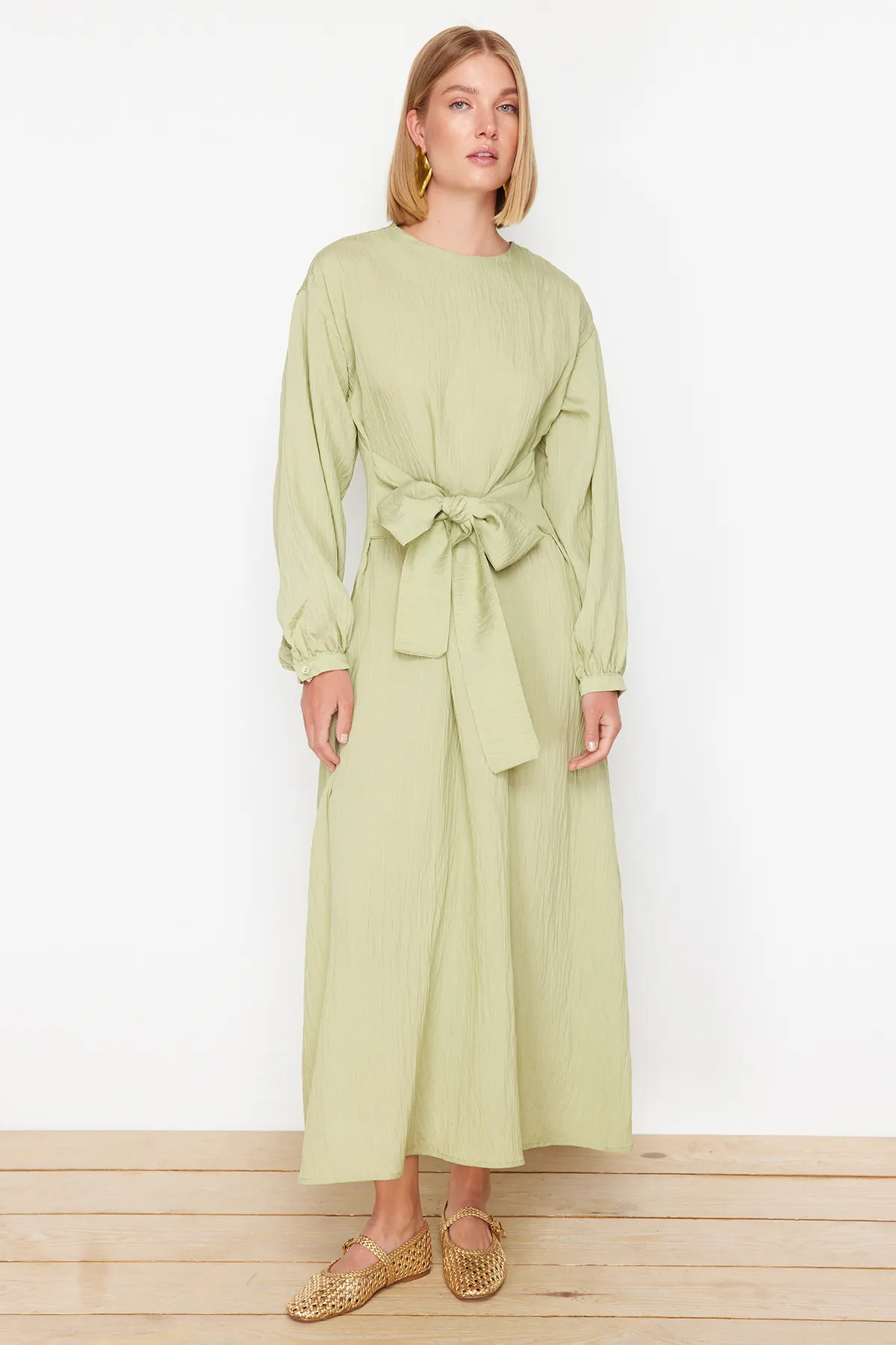 Trendyol Modest  Khakifarbenes gewebtes Kleid mit Bindeband vorne TCTSS24EB00131