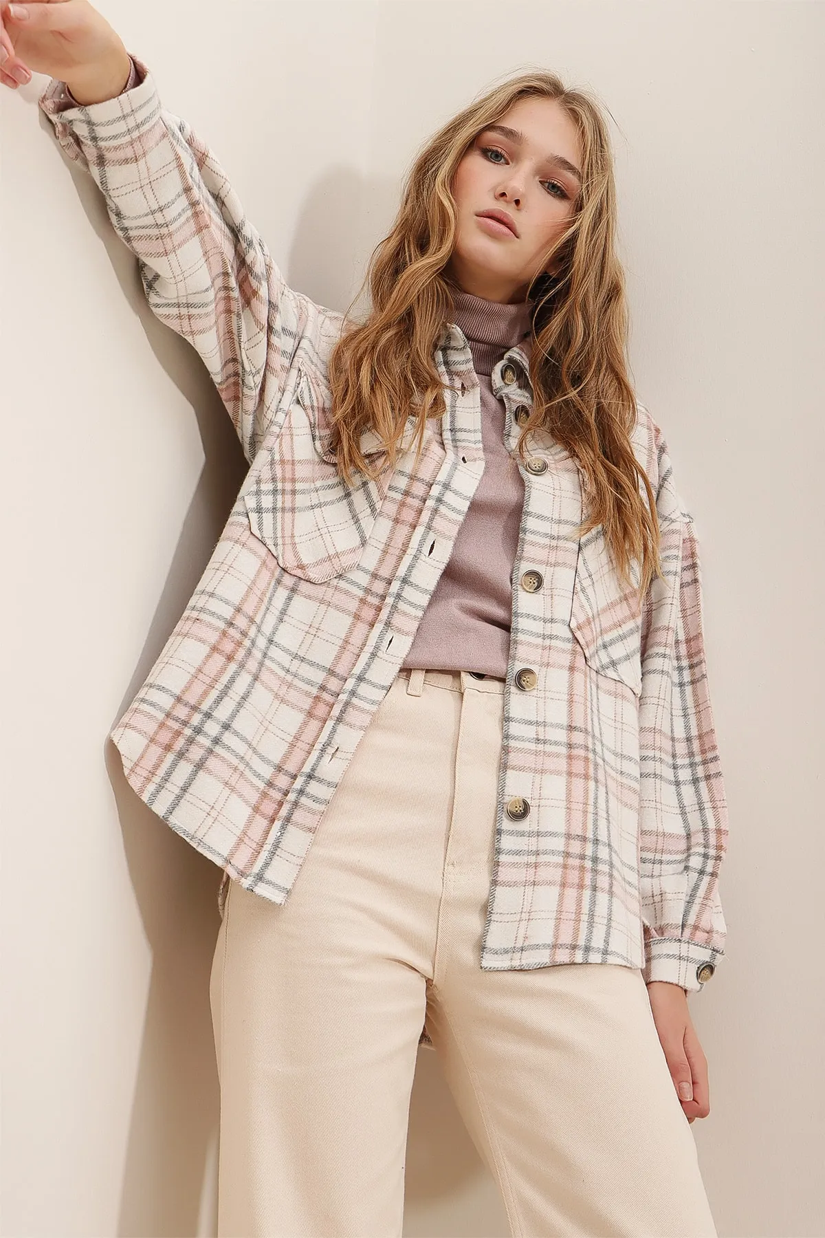 Trend Alaçatı Stili  Damen Ecru Puder Plaid Muster Stempel Baumwolle Übergröße Jacke Hemd ALC-X7142