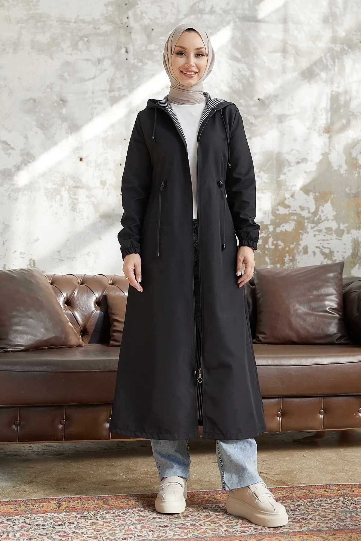 InStyle  Layisa gestreifter, gemusterter Trenchcoat mit geraffter Taille – Schwarz