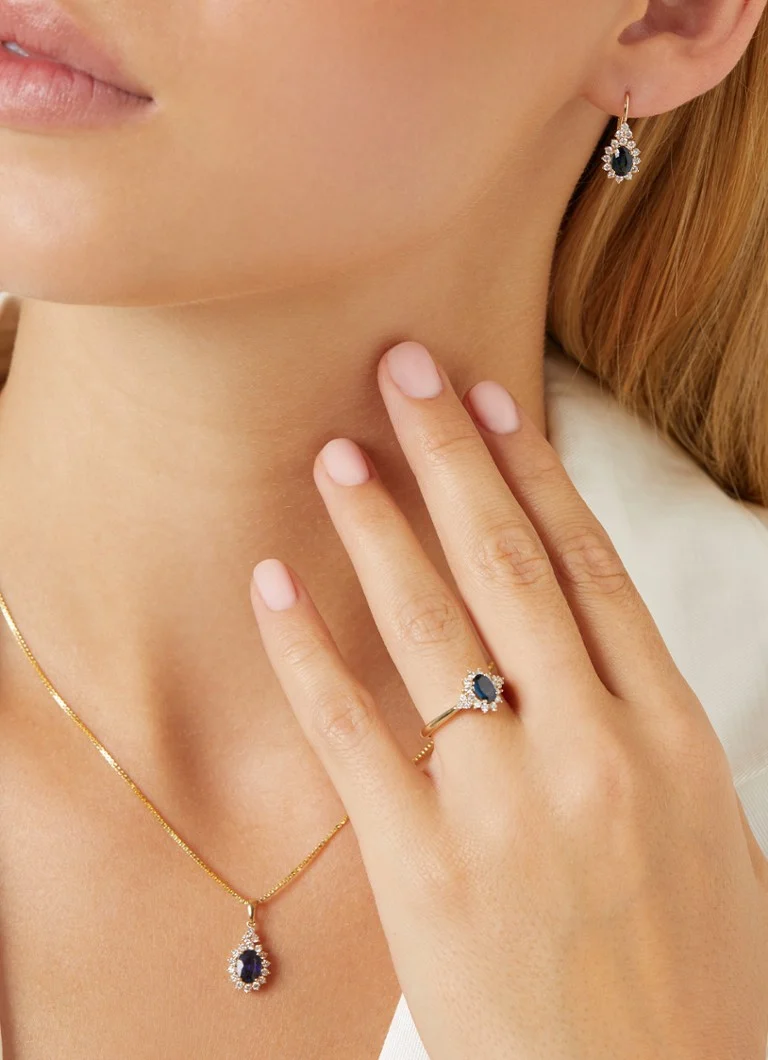 Diamond Point Yellow gold pendant, 1.00 ct blue sapphire, Eden