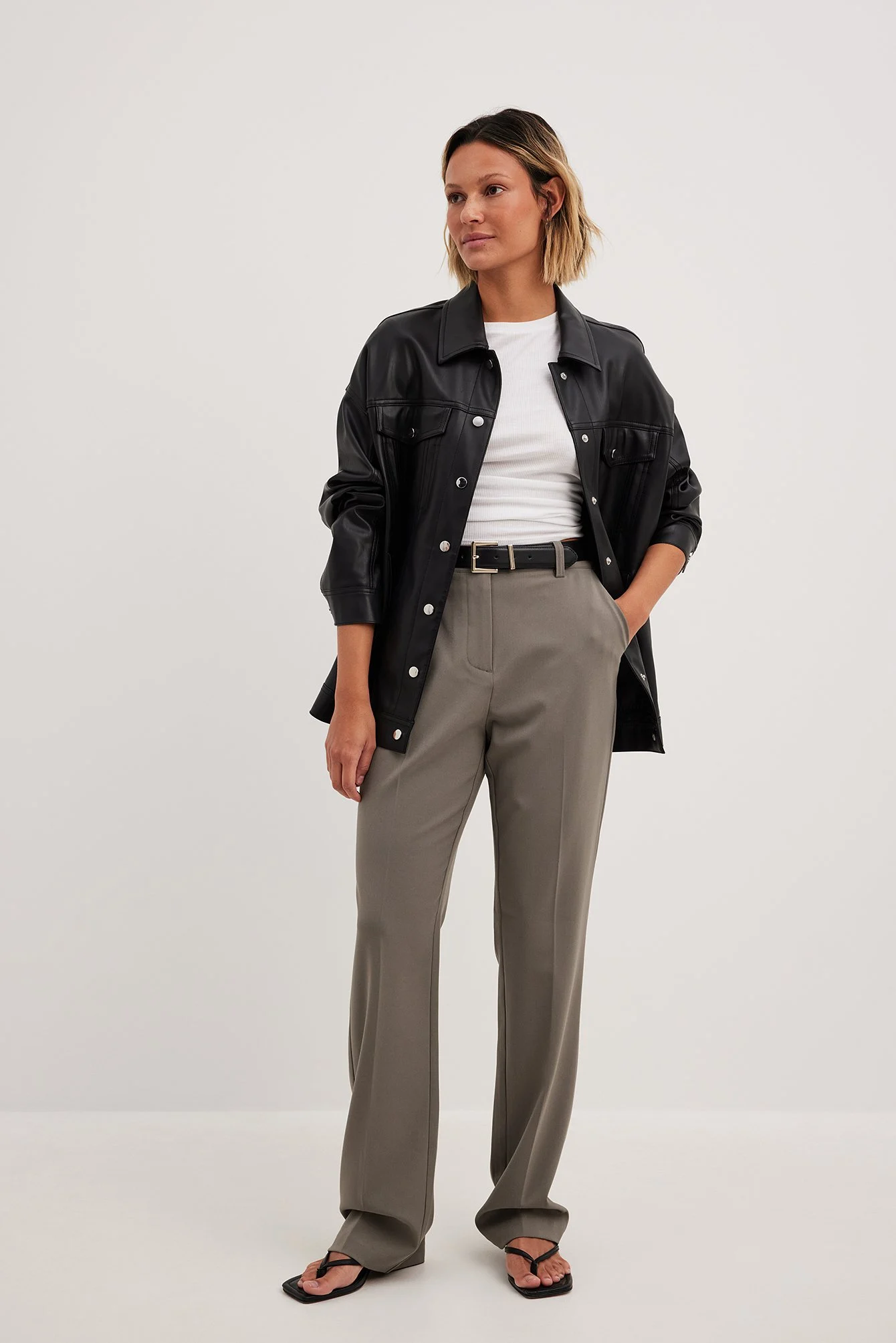 Enganliegende Schlaghose mit hoher Taille