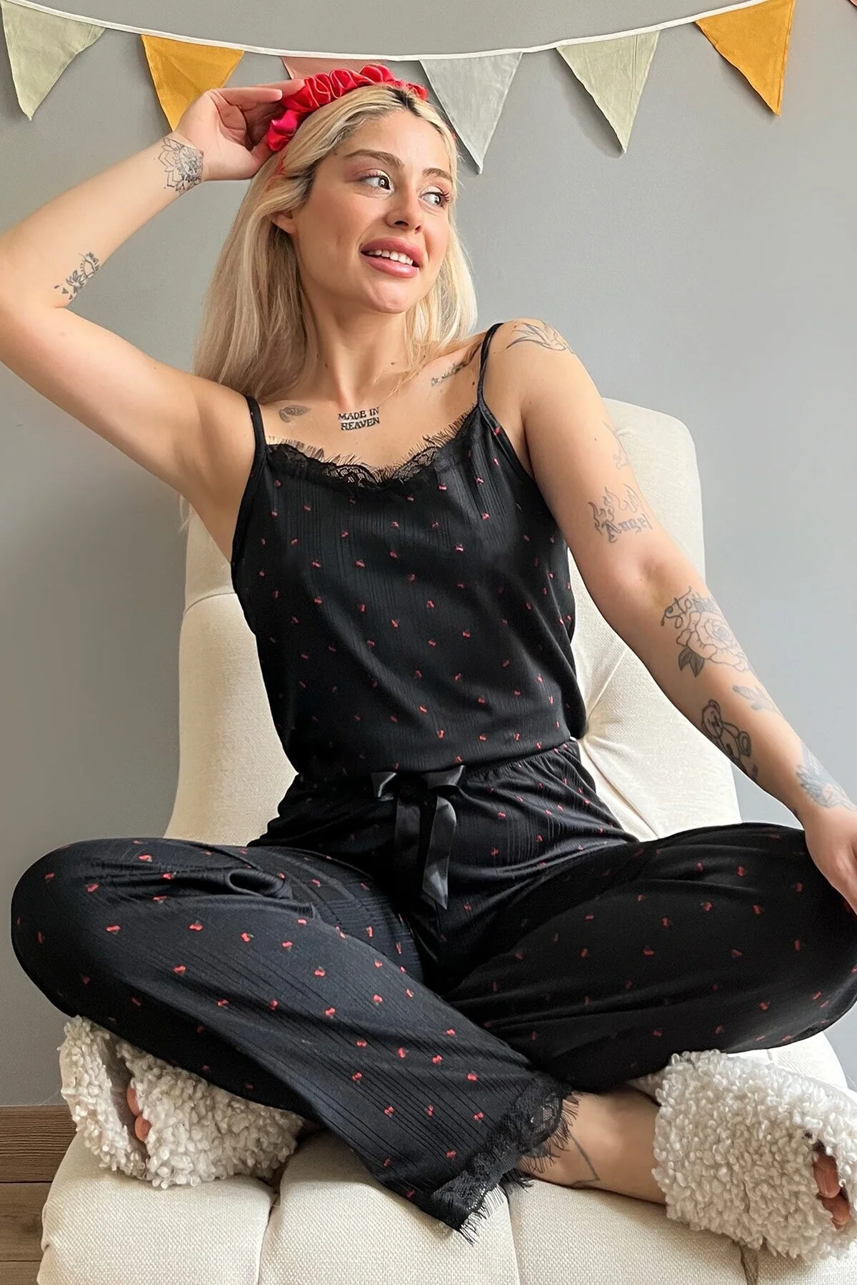 Pijamaevi  Damen-Pyjama-Set aus Strick, schwarz, rot, mit Kirschmuster, Spitze und Riemen