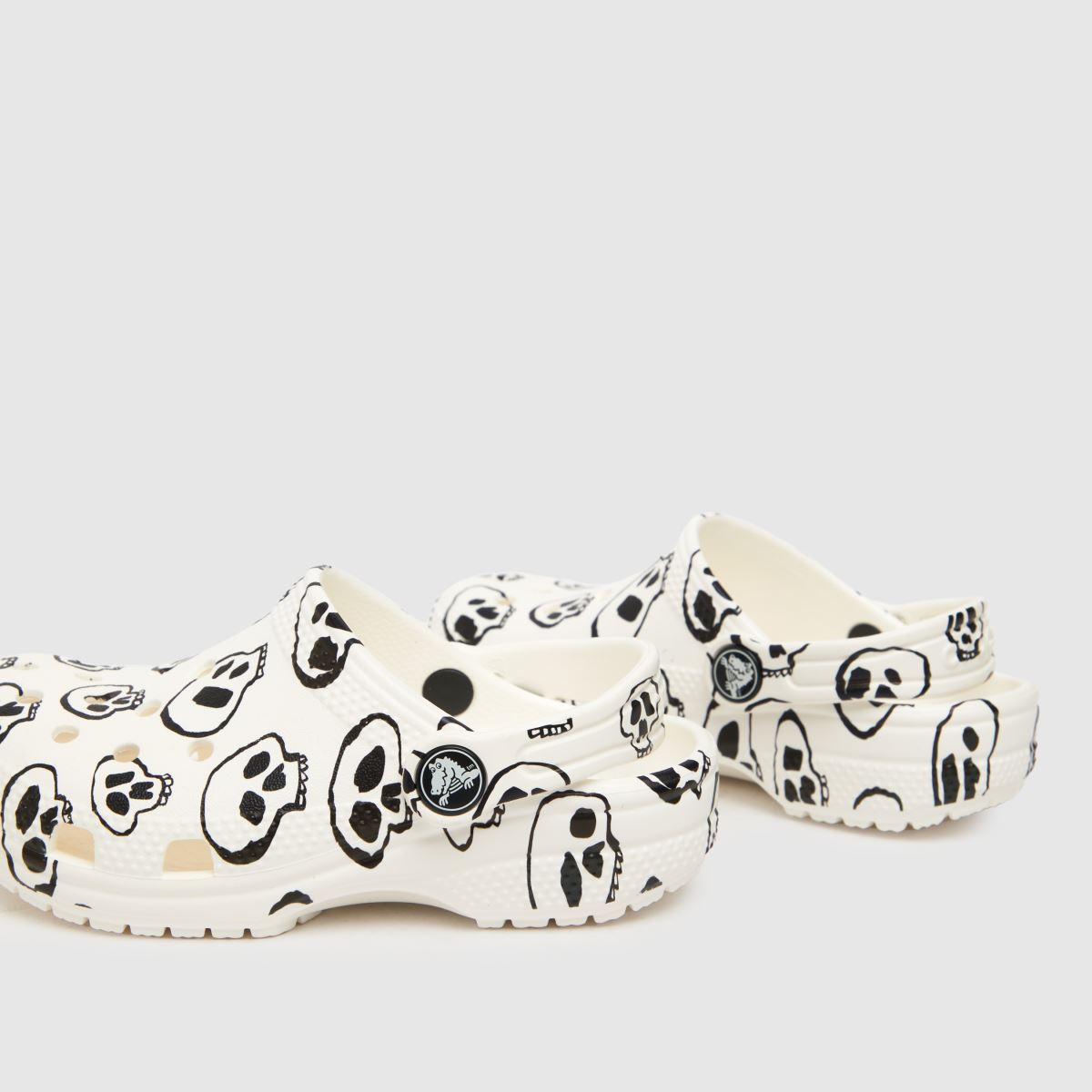 Crocs beli in črni klasični sandali z lobanjo za malčke