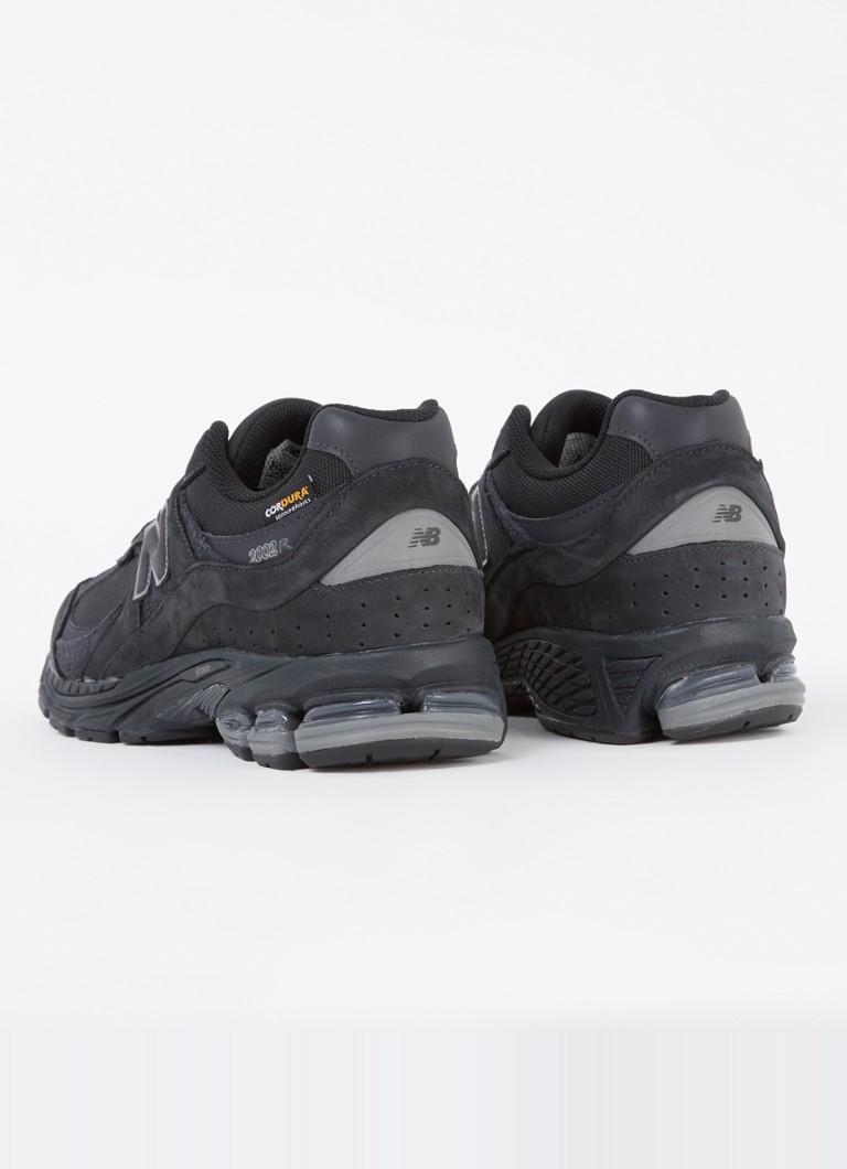 Zamszowe buty sportowe New Balance 2002R z detalami z siateczki