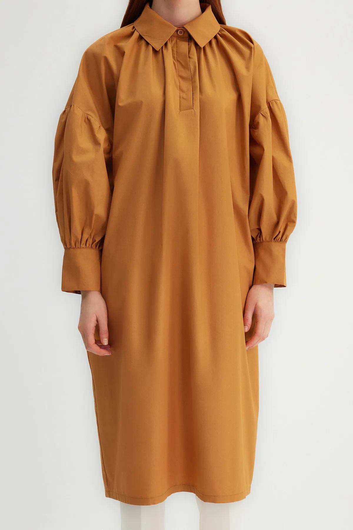 Trendyol Modest  X Kevser Sarıoglu Braune Tunika aus 100 % gewebter Popeline mit halber Knopfleiste und Kordelzug TCLSS23UK00002