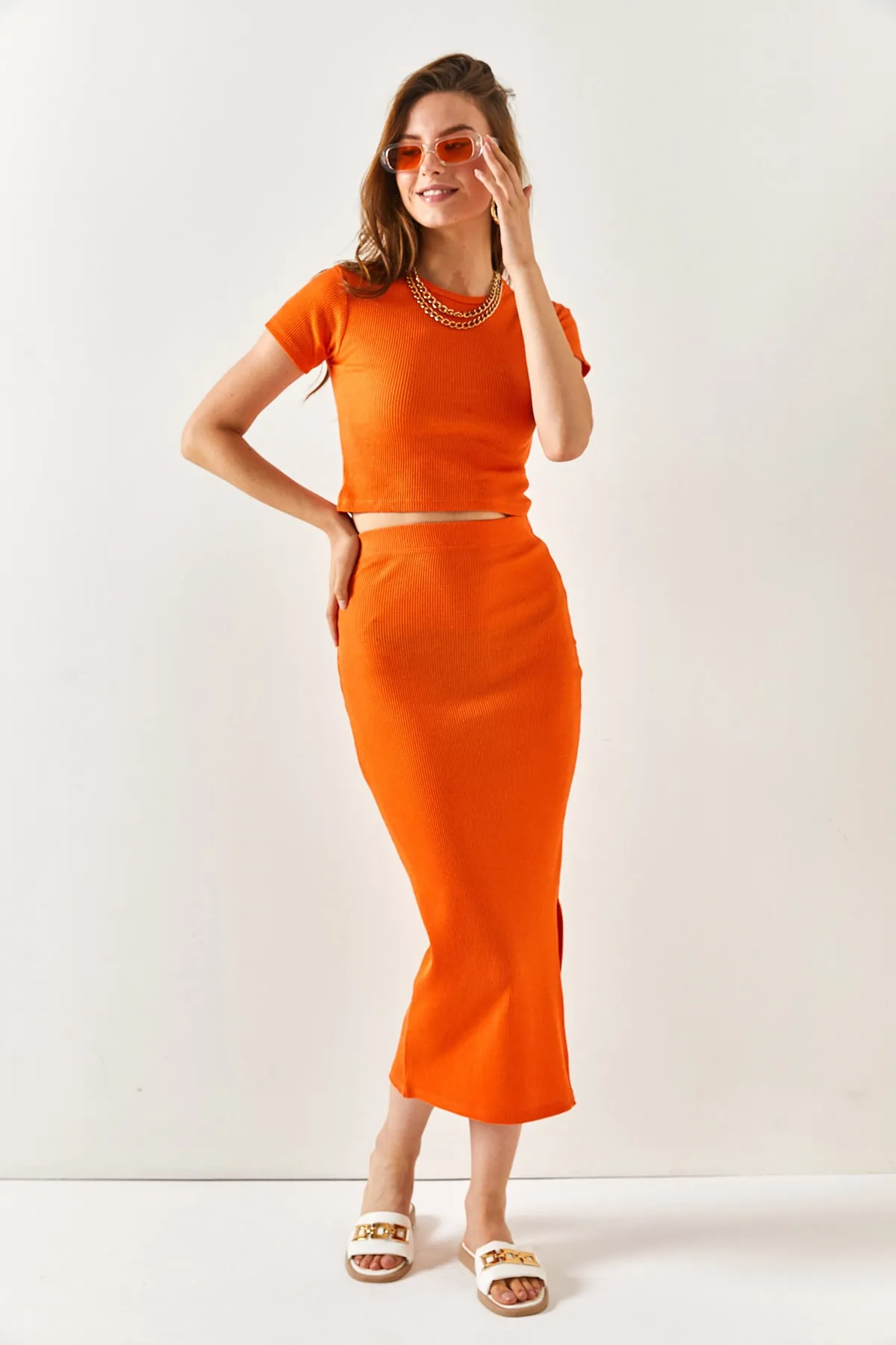 Olalook  Orangefarbenes Lycra-Set mit kurzärmligem Schlitzrock für Damen TKM-19000194