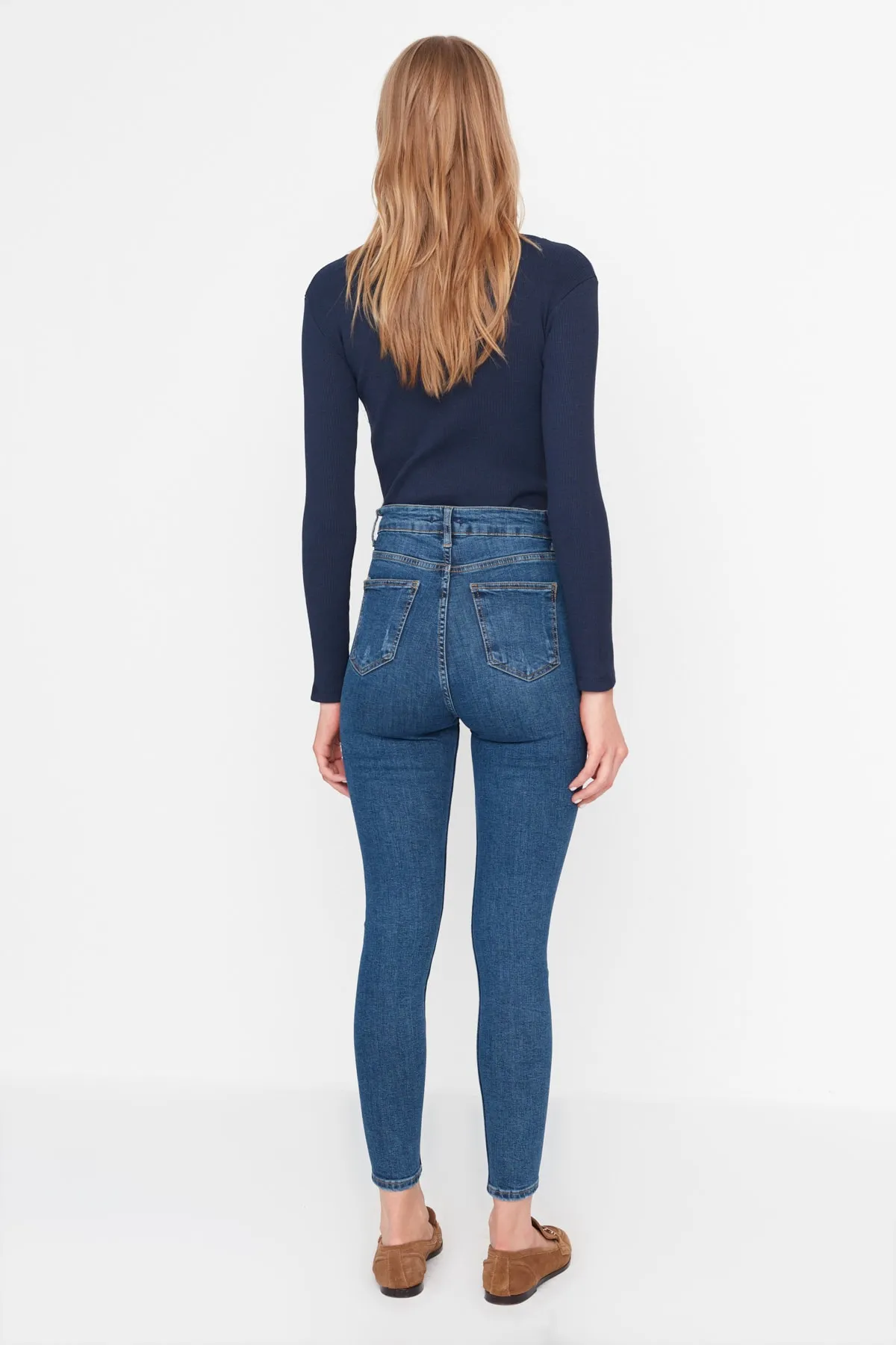 Trendyol Collection  Dunkelblaue Röhrenjeans mit hoher Taille TWOAW23JE00509