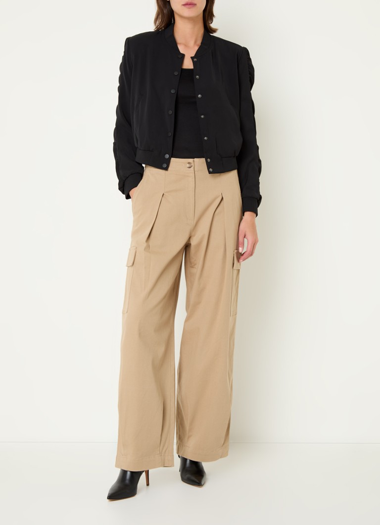 French Connection Athena: pantaloni cargo, croială lejeră, talie înaltă și buzunare laterale.