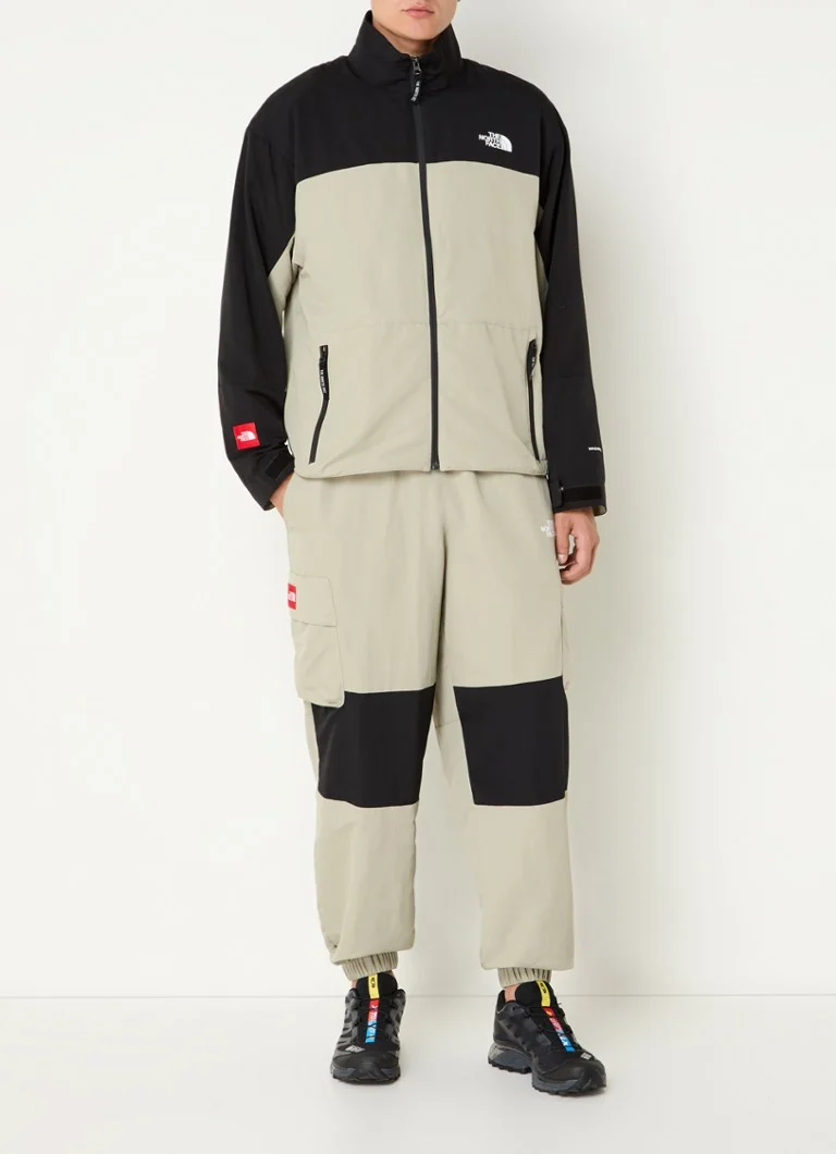 Pantaloni de trening slim fit de la The North Face, cu buzunare cu clapă și logo.