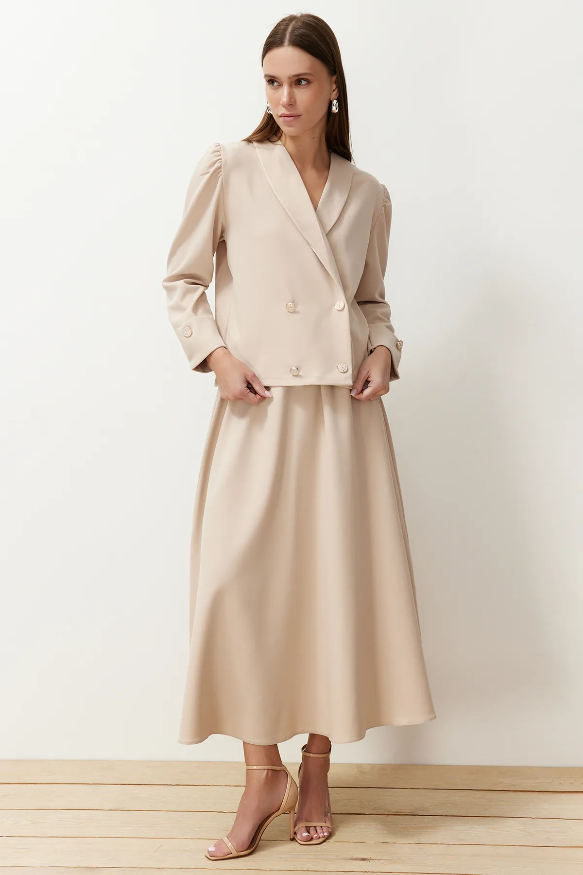 Trendyol Modest  Steinfarbenes Set aus Jacke, Rock, Unterteil und Oberteil aus gewebtem Stoff TCTSS24US00063