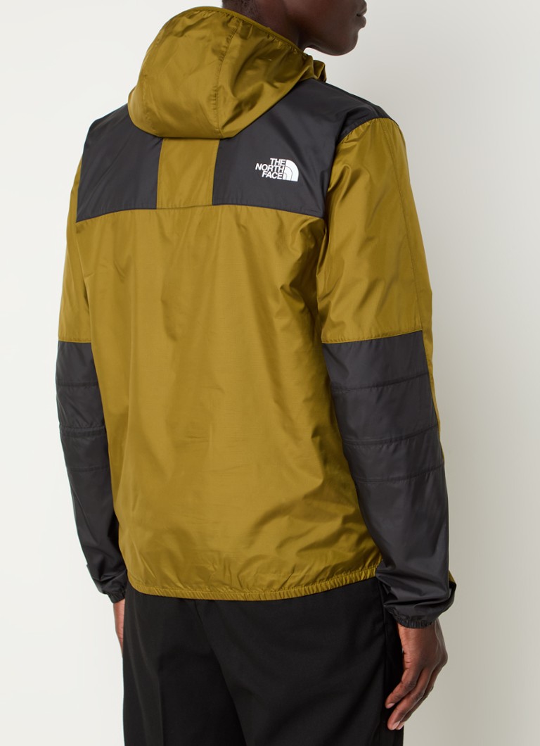 Vjetrovka The North Face s kapuljačom i džepovima na patentnom zatvaraču