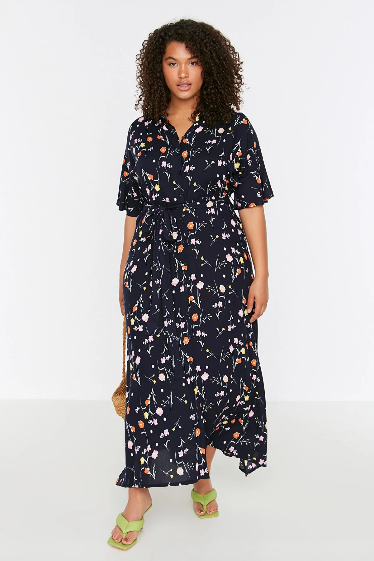 Trendyol Curve  Marineblaues Kleid mit gewebtem Blumenmuster und Schlitzdetail TBBSS22EL1612
