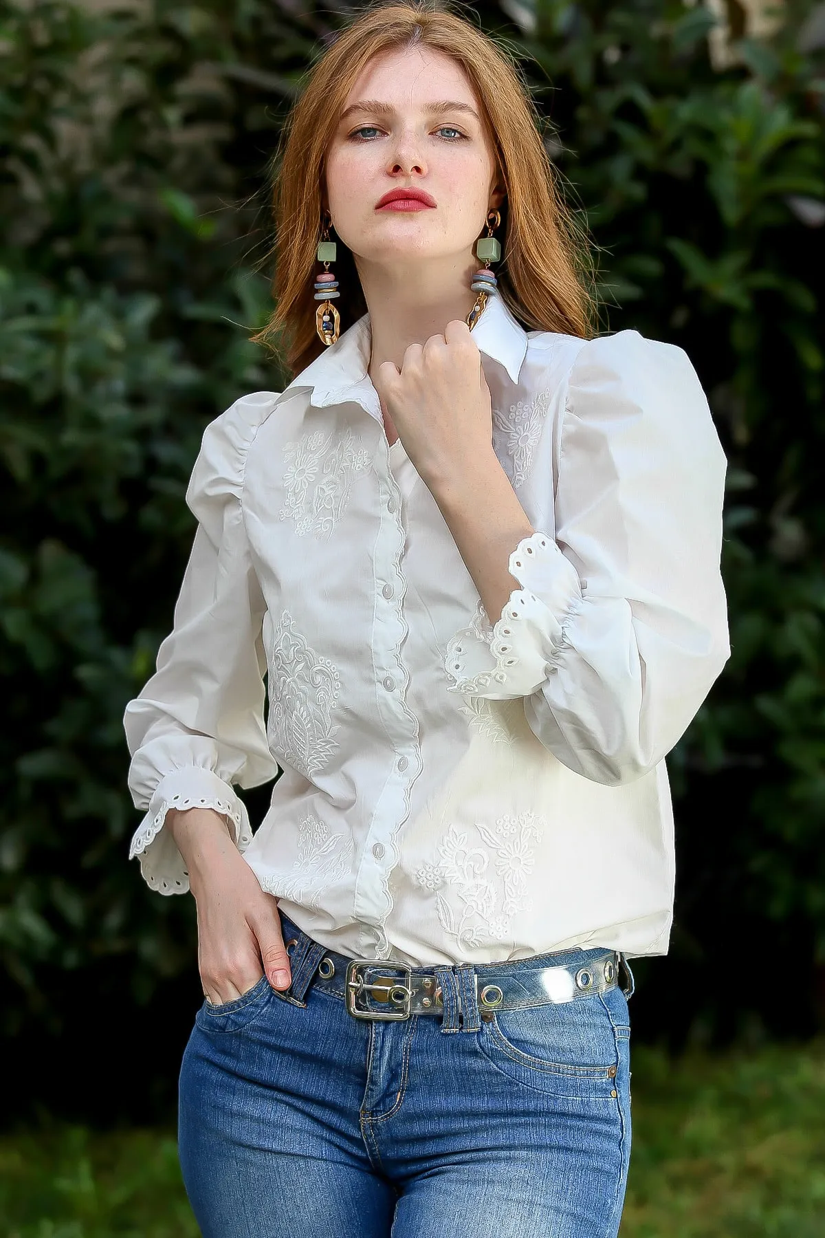 Chiccy  Weißes Vintage-Hemd für Damen mit Patchwork und bestickten Vorderärmeln mit Muscheldetail M10010400GM99494
