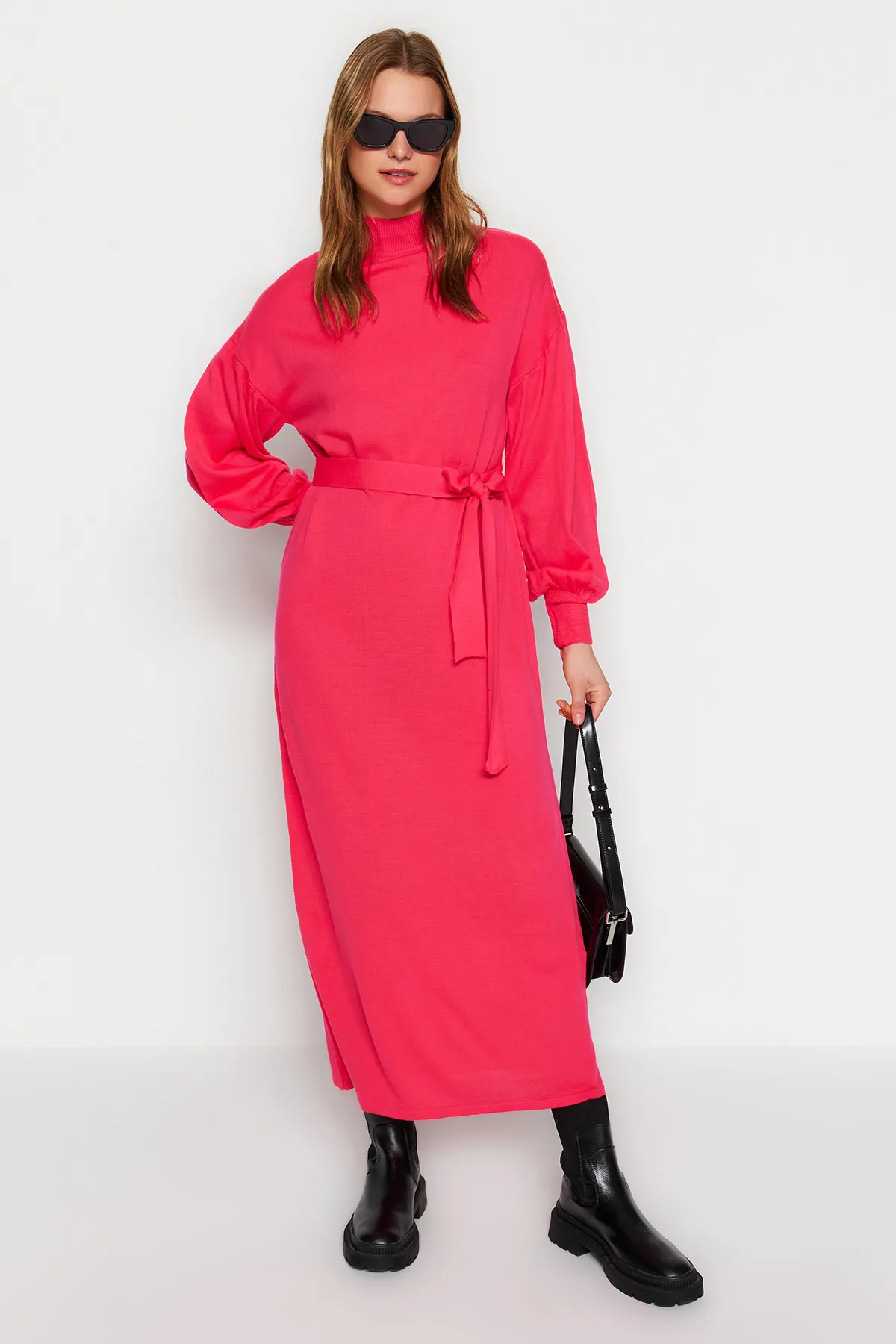 Trendyol Modest  Rosa Strickkleid mit halbem Rollkragen und Gürtel TCTAW24EB00023