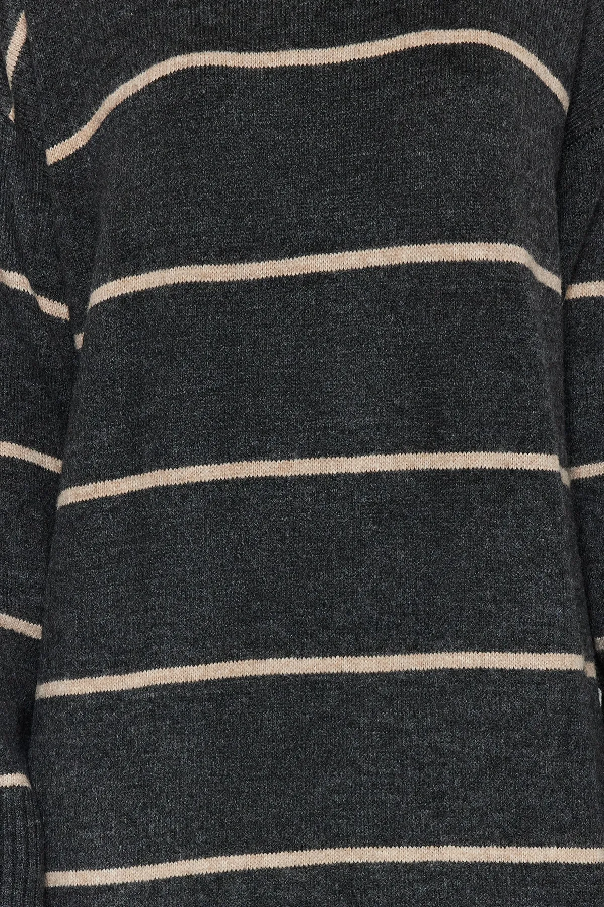 Trendyol Collection  Anthrazitfarbenes, weit geschnittenes Maxi-Strickkleid mit Rollkragen TWOAW24EL00056