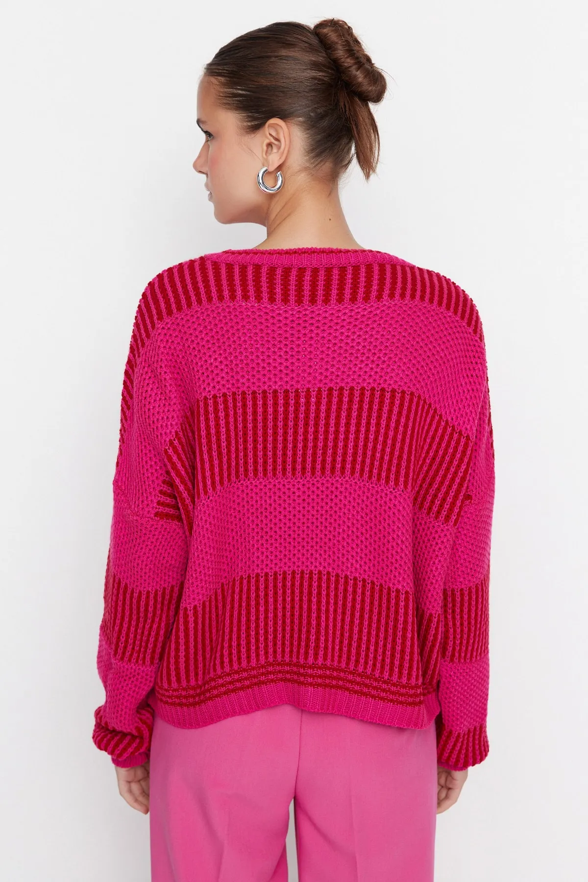 Trendyol Collection  Fuchsiafarbener Pullover mit Blockfarben TWOAW23KZ00012