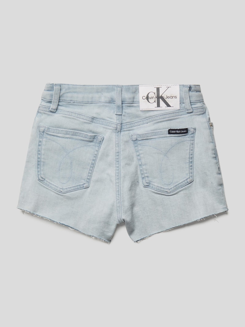 Jeansshorts mit ausgefransten Beinabschlüssen in jeans
