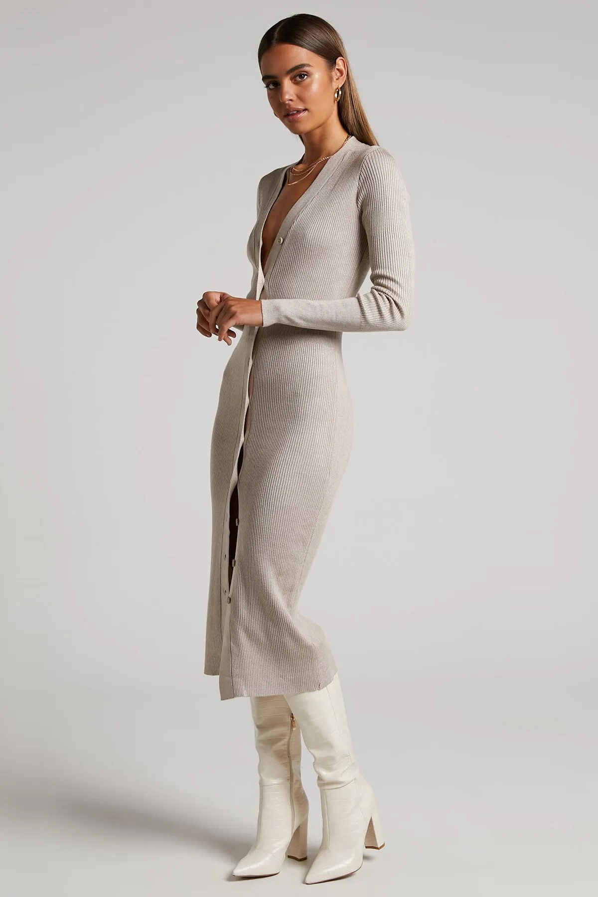 Madmext  Steinfarbenes, geknöpftes langes Strickkleid mit V-Ausschnitt Mg1703