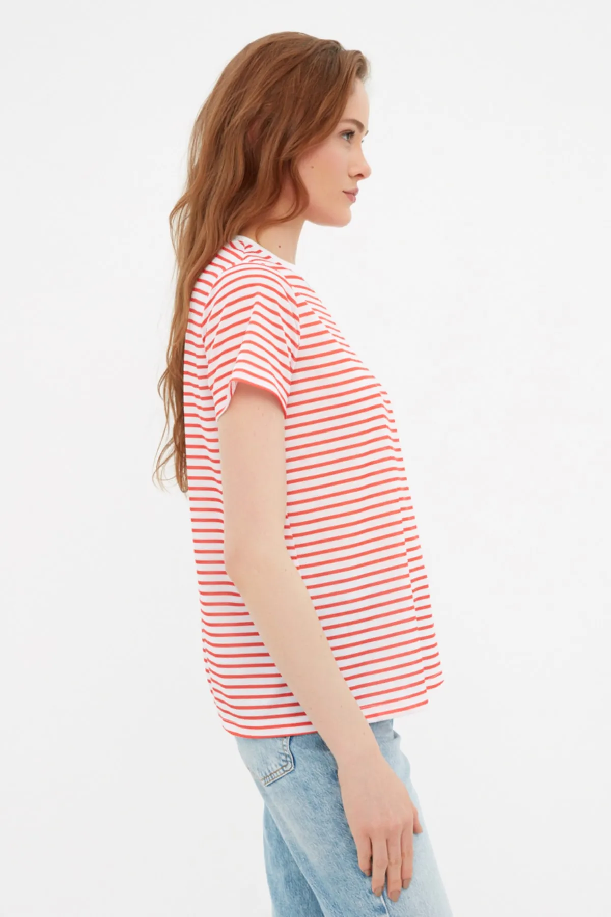 Trendyol Collection  Rot gestreiftes Basic-Strick-T-Shirt TWOSS21TS0904